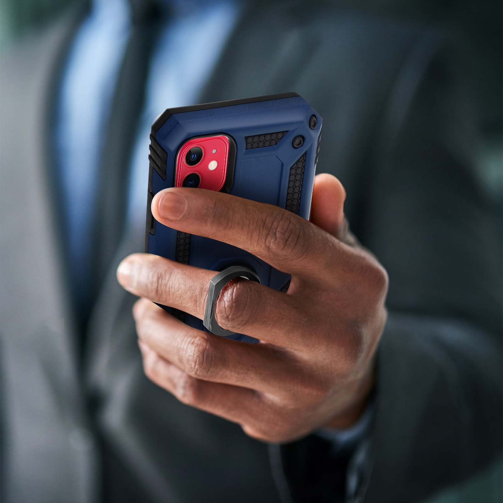 Una mano tiene un telefono con una custodia blu e nera.