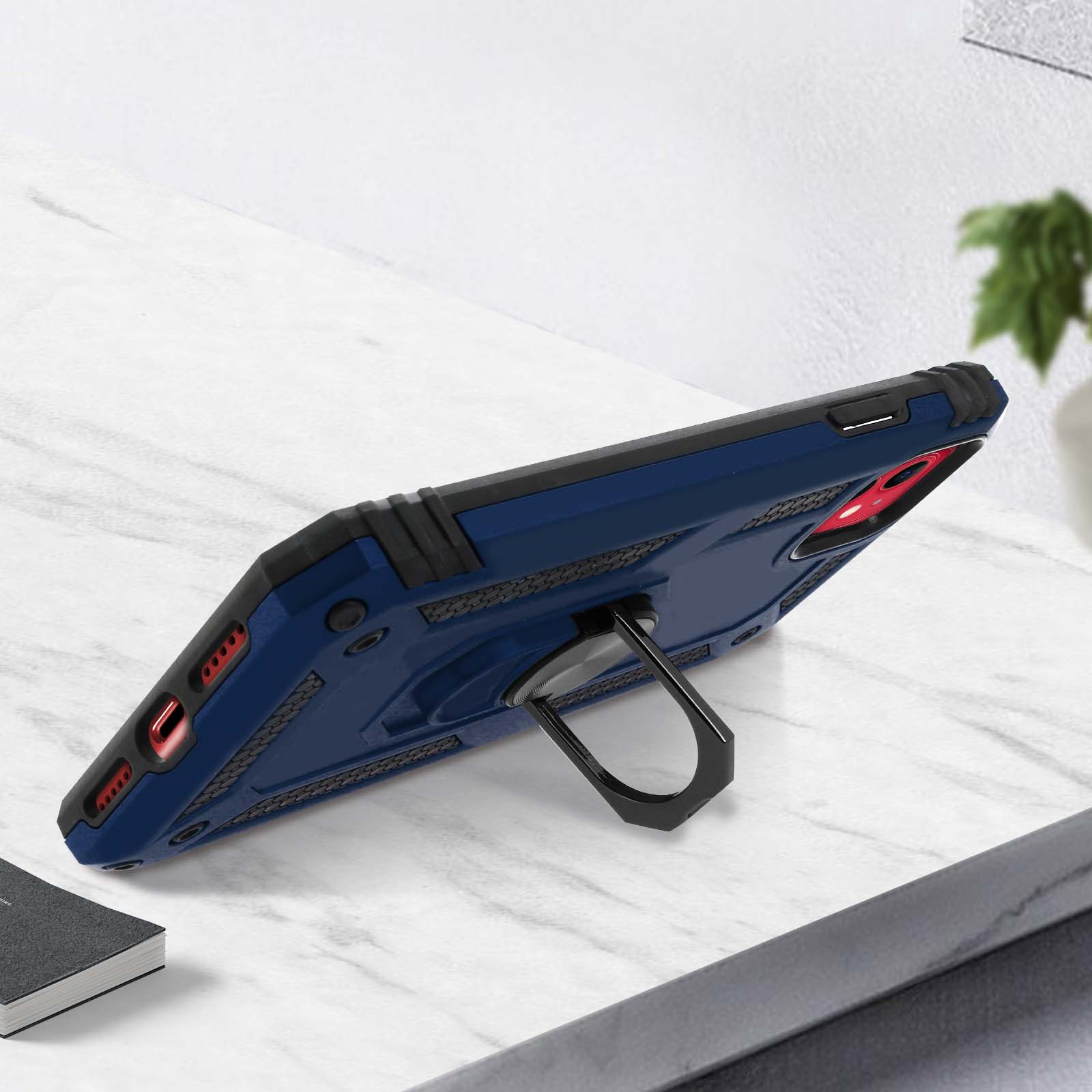 Custodia blu con anello, su superficie in marmo.