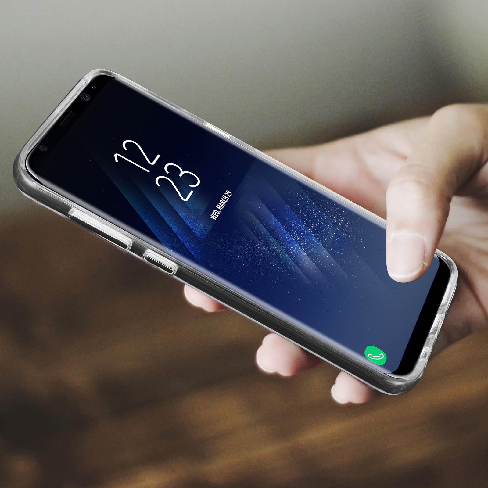Funda de teléfono transparente, mostrando un teléfono con un calendario en la pantalla. Fondo borroso.