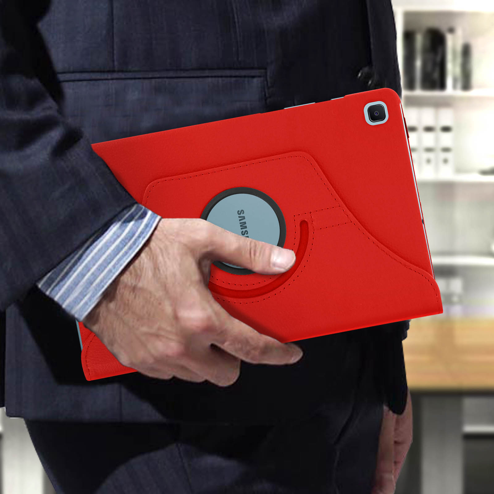 Persona che tiene una custodia rossa per tablet. La custodia è aperta, mostrando il tablet.