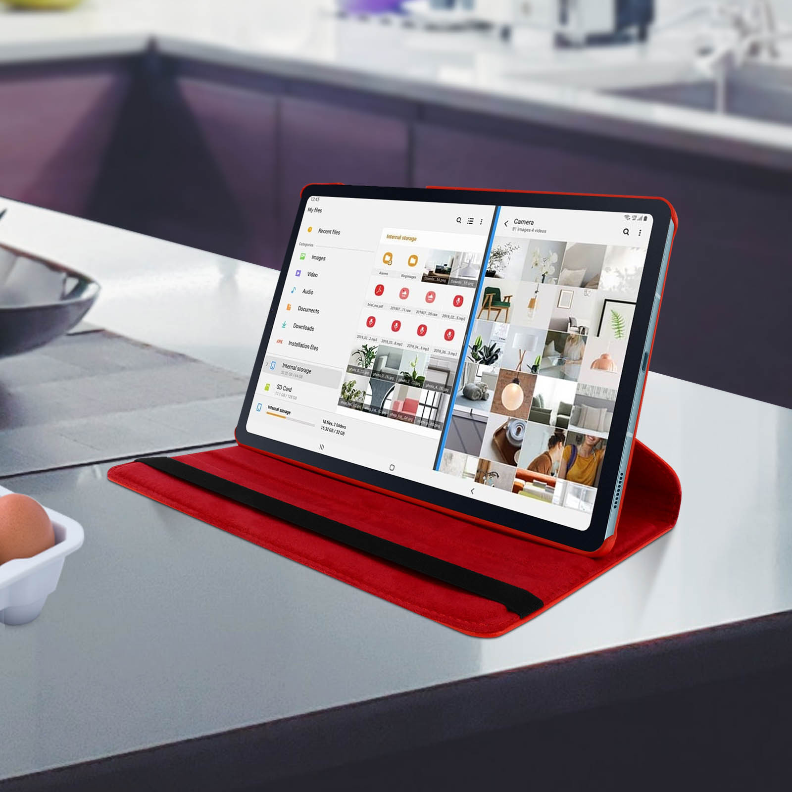 Un tablet su una custodia rossa giace su un piano cucina. Lo schermo mostra file e immagini.