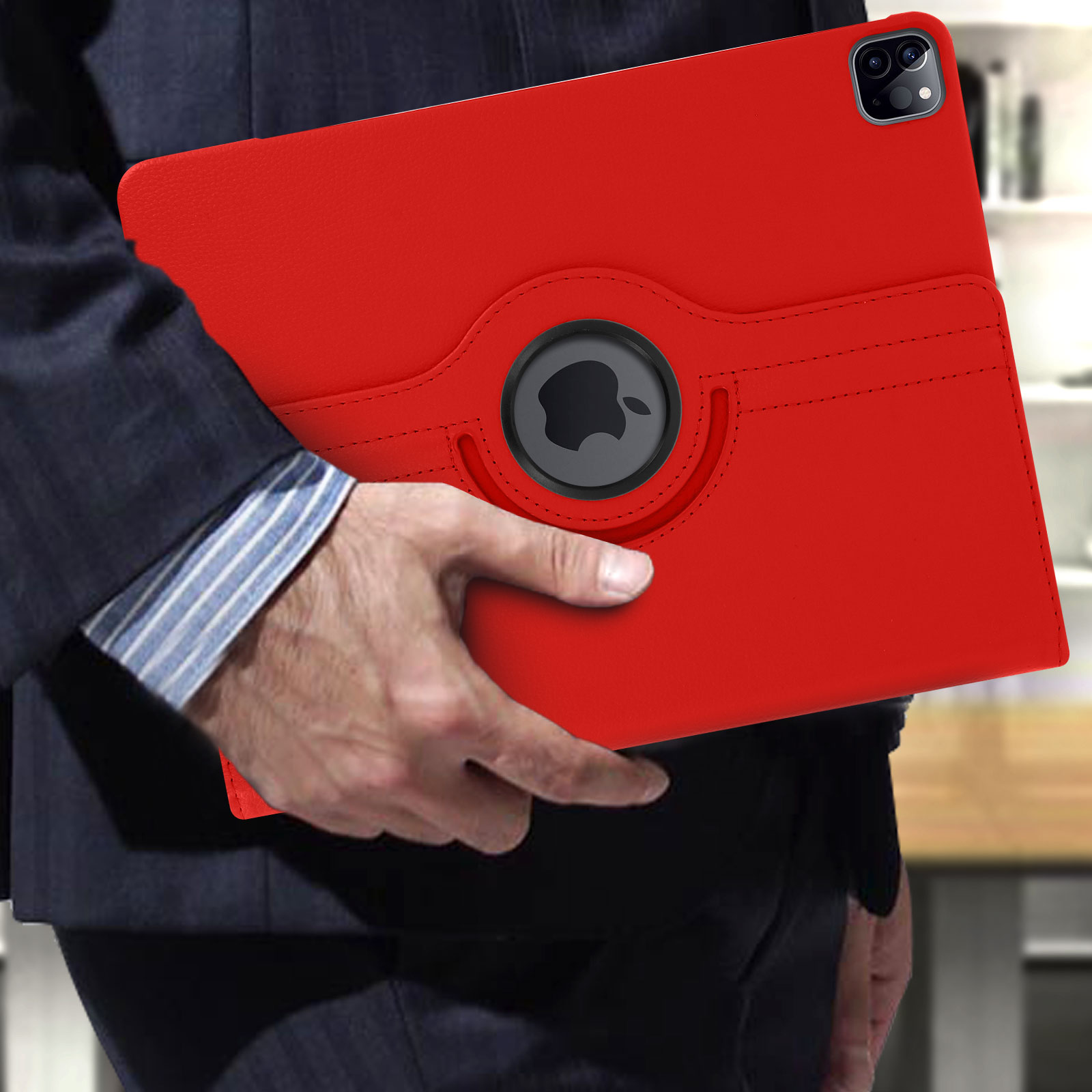 Custodia rossa per telefono, con telefono. Una persona lo sta tenendo.