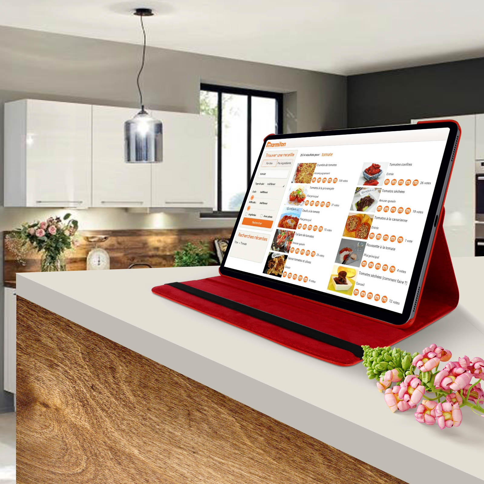 Tablet con custodia rossa su un bancone, che mostra un'app di ricette. Cucina con mobili.