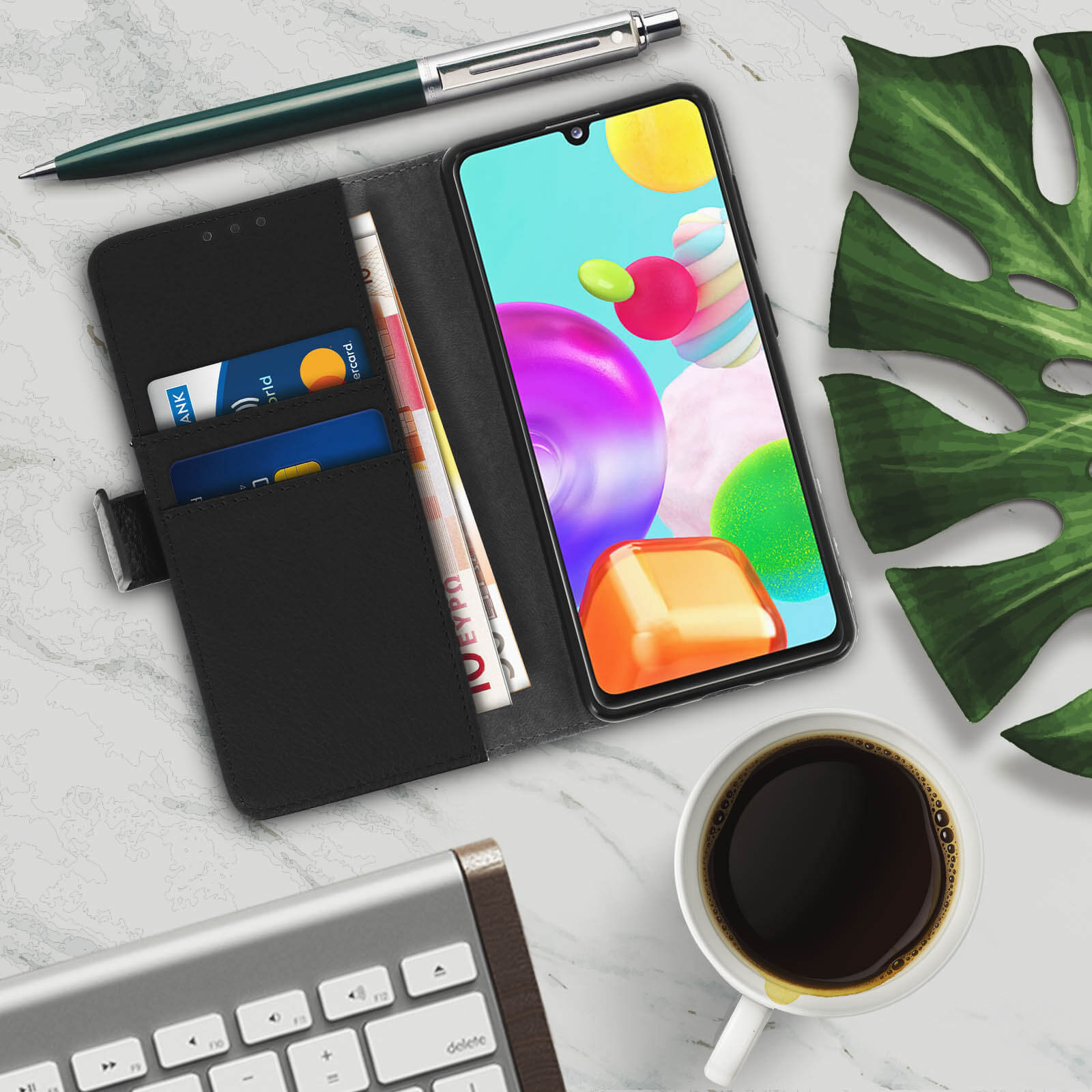 Téléphone avec portefeuille ouvert, stylo, café, clavier et feuilles.