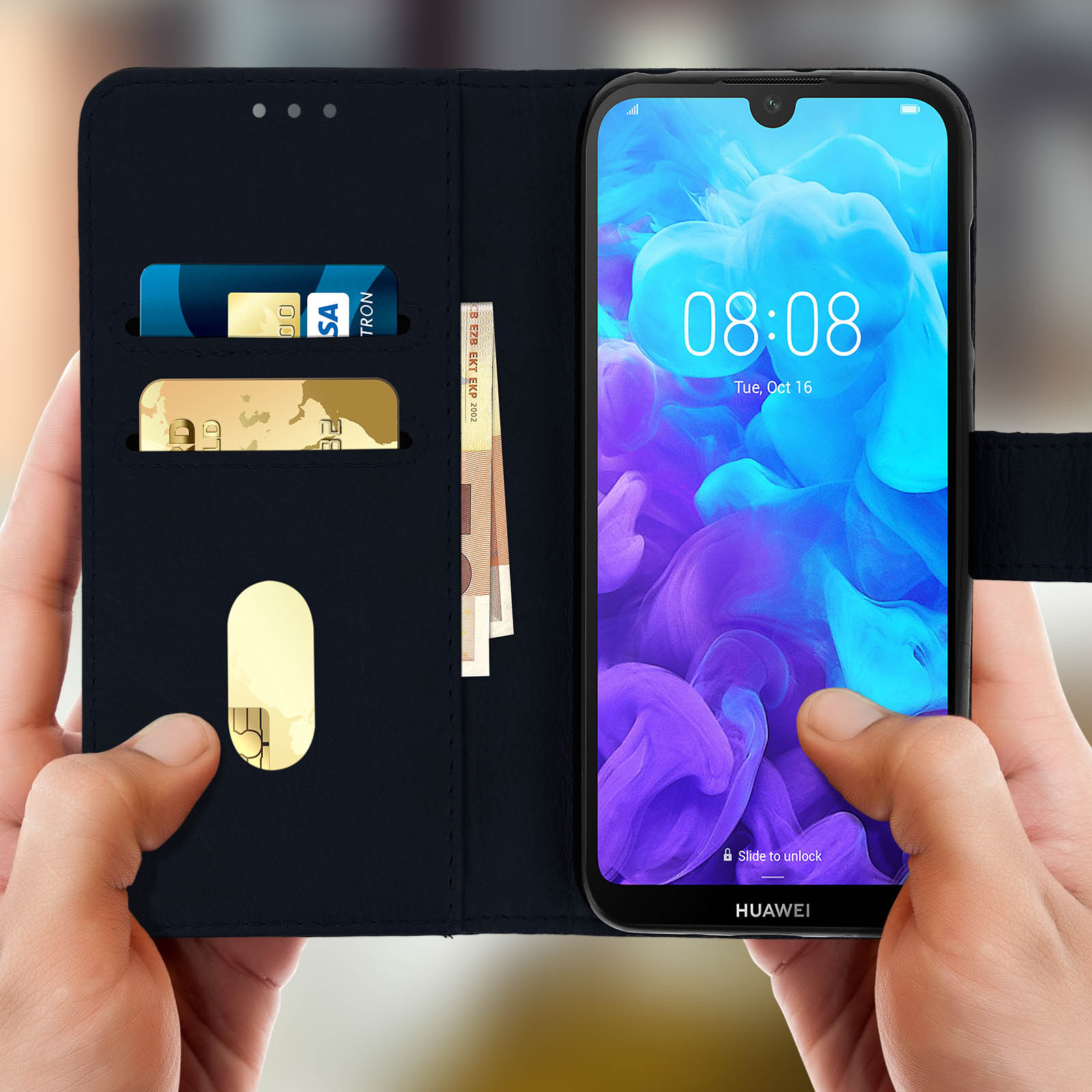 Uno smartphone con una custodia a portafoglio aperta, che mostra denaro e carte, con una schermata di blocco.