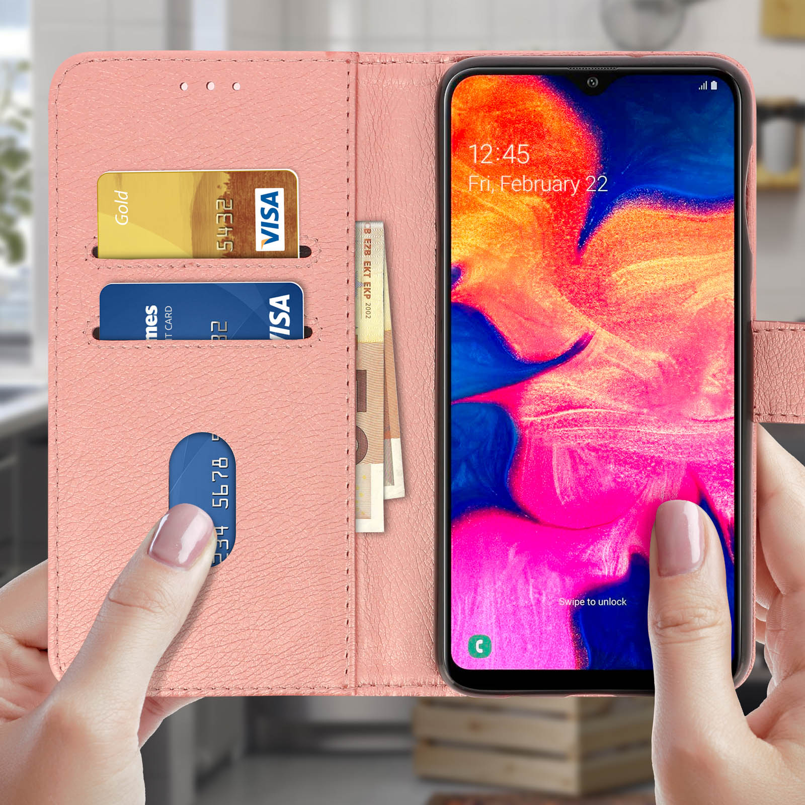 Een roze telefoonhoes met kaarten, een telefoon met tijd en een hand die hem opent.