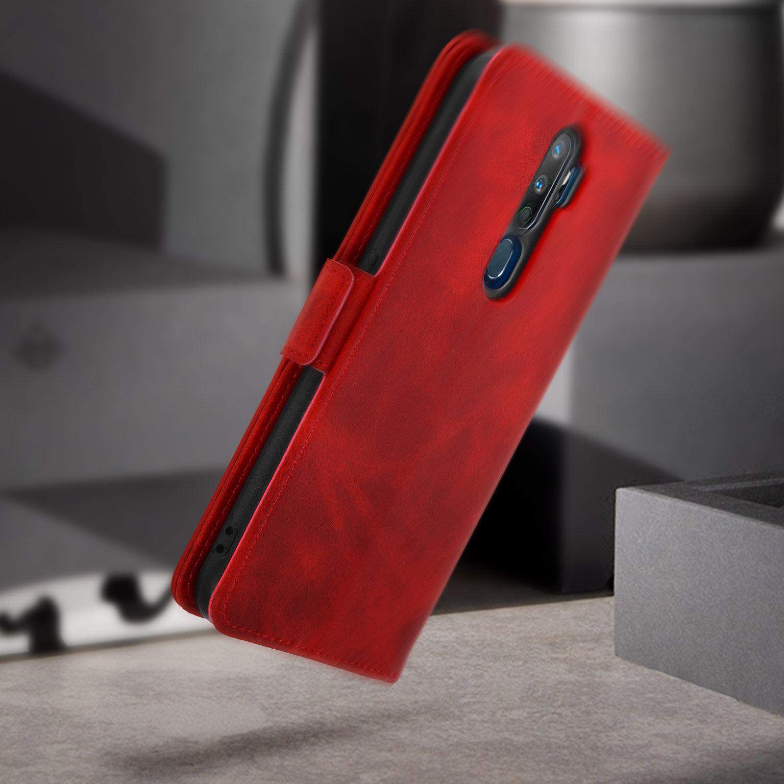 Étui de téléphone rouge avec caméra. Téléphone à l'intérieur, cuir rouge.