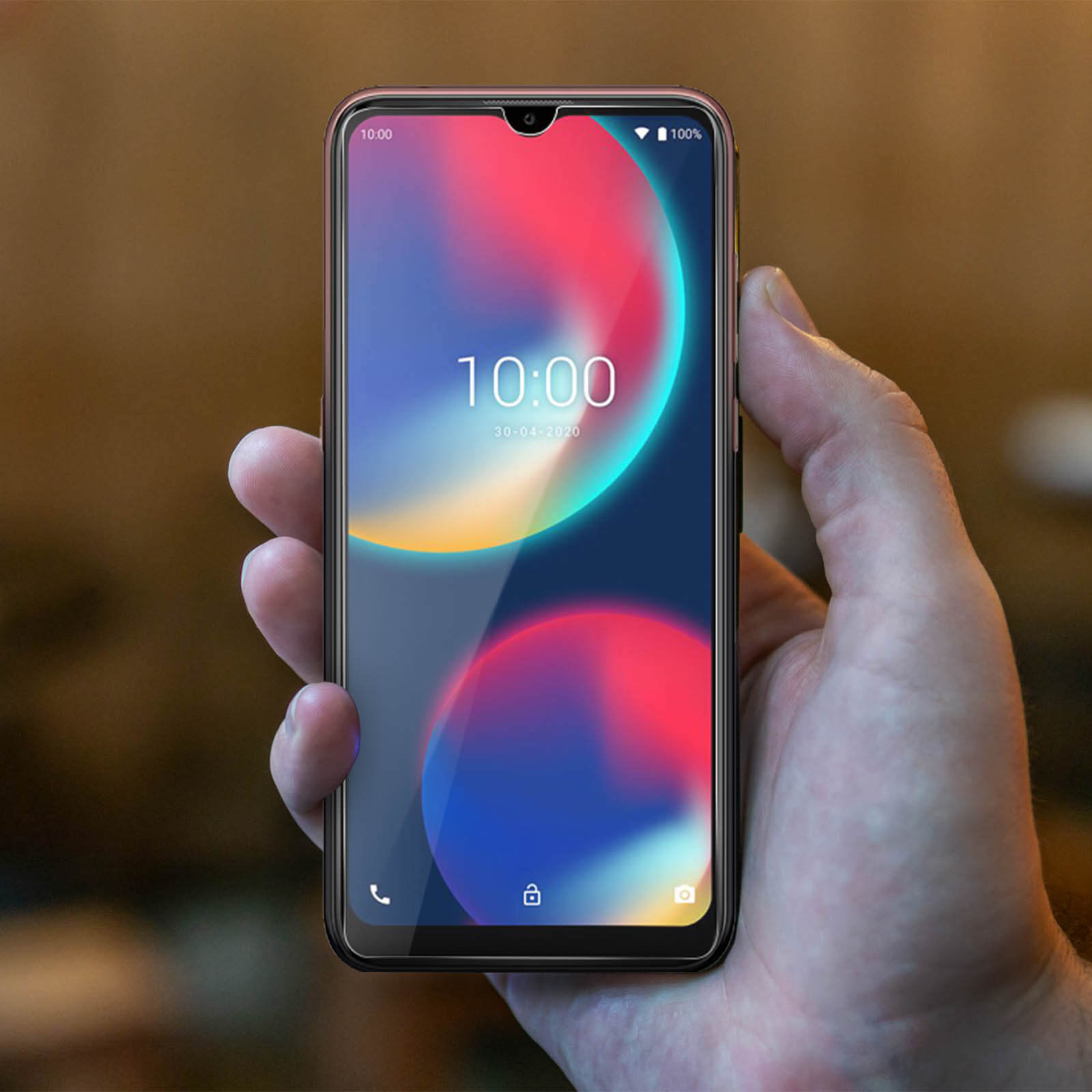 Een hand die een telefoon vasthoudt met een kleurrijk scherm. De tijd wordt weergegeven om 10:00 uur.