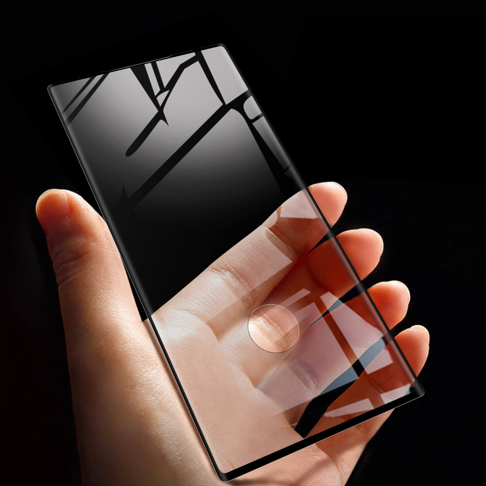 Hand die telefoon met schermbeschermer vasthoudt. Zwarte achtergrond, heldere beschermer.