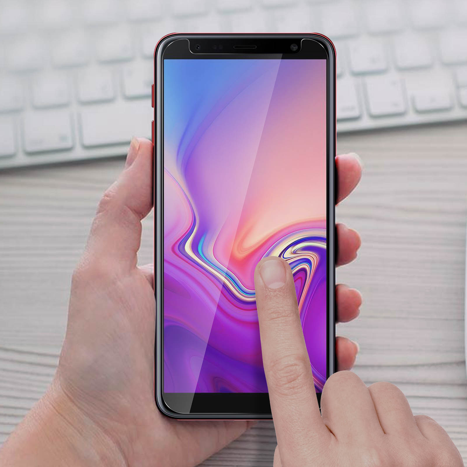 Una mano che tiene un telefono con una protezione per lo schermo. Lo schermo mostra una schermata di blocco.
