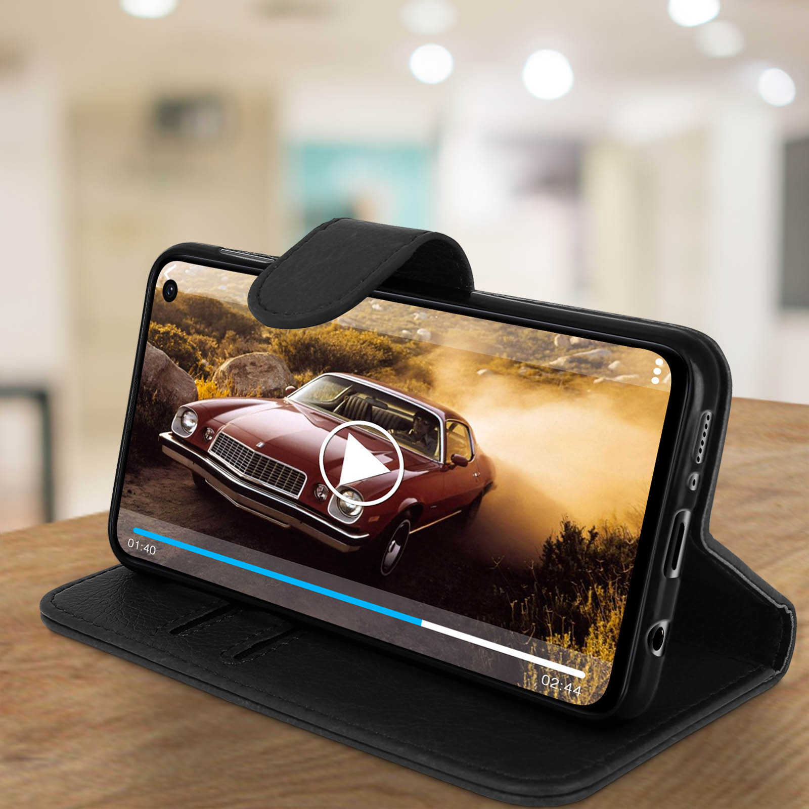 Telefono che mostra una scena di film di auto in una custodia di pelle nera.