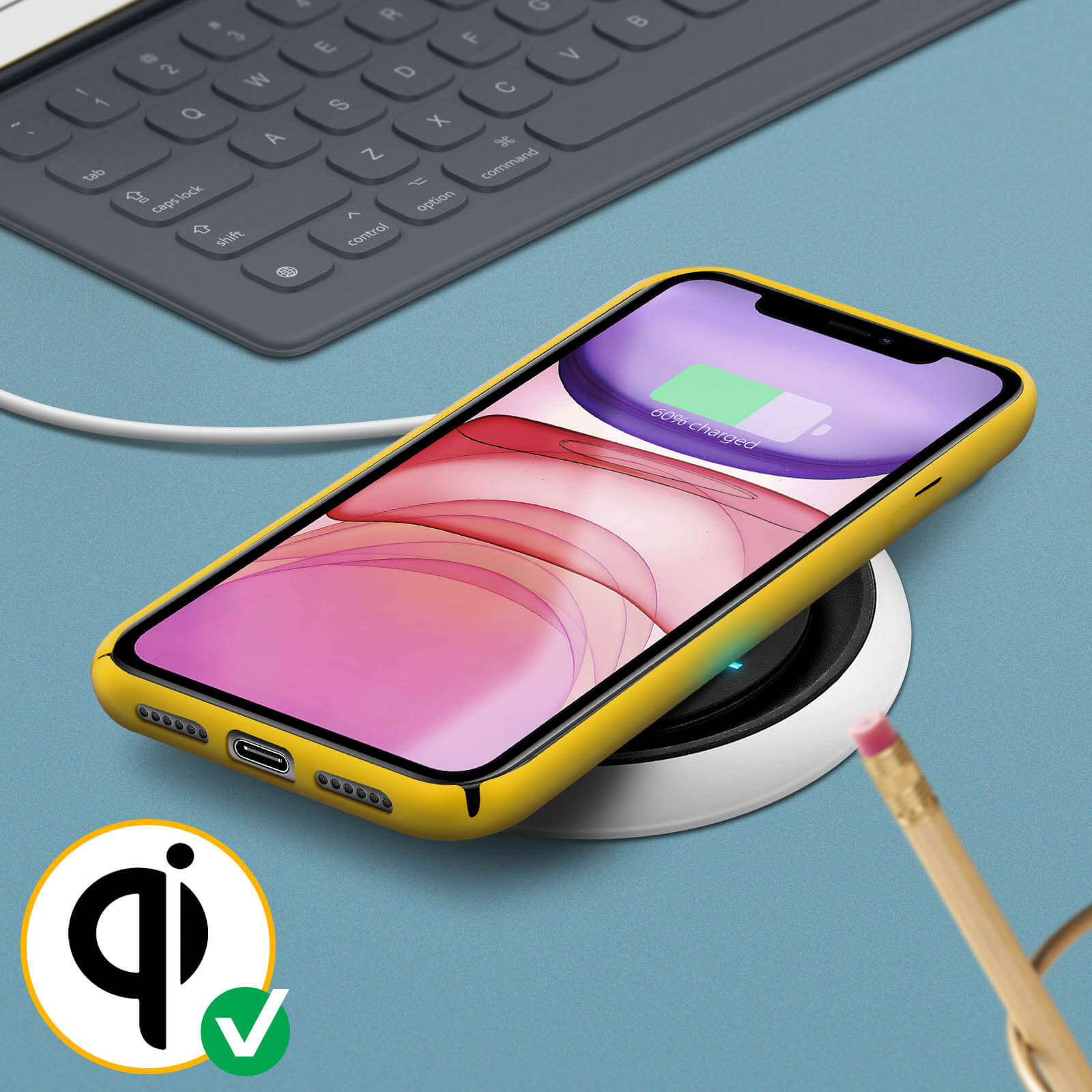 Téléphone jaune dans un étui sur un chargeur sans fil. Un crayon et un logo sont en arrière-plan.