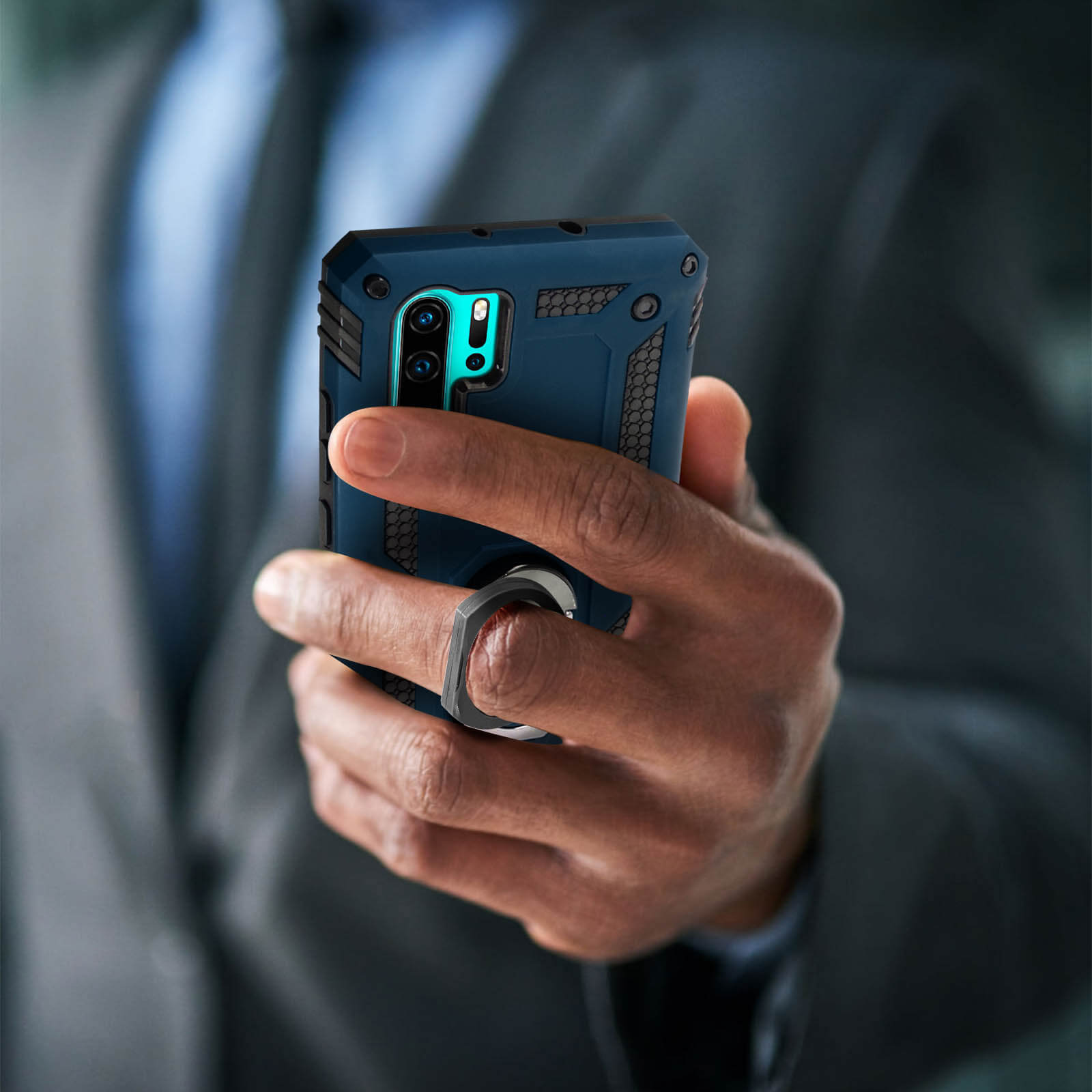 Una persona che tiene un telefono con una custodia blu.