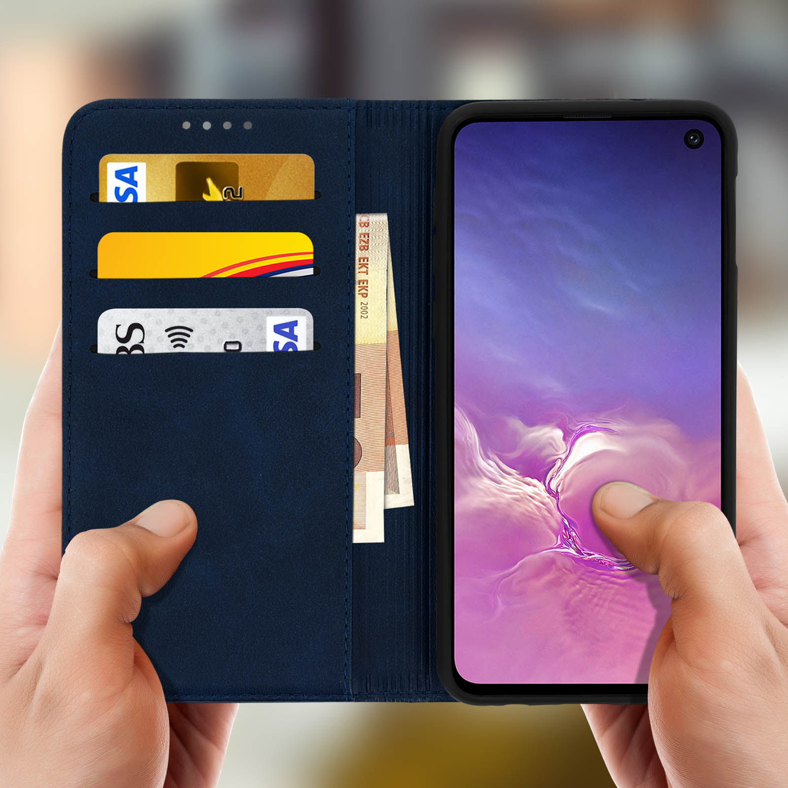 Una custodia blu per telefono con carte e denaro all'interno. Le mani tengono aperta la custodia.