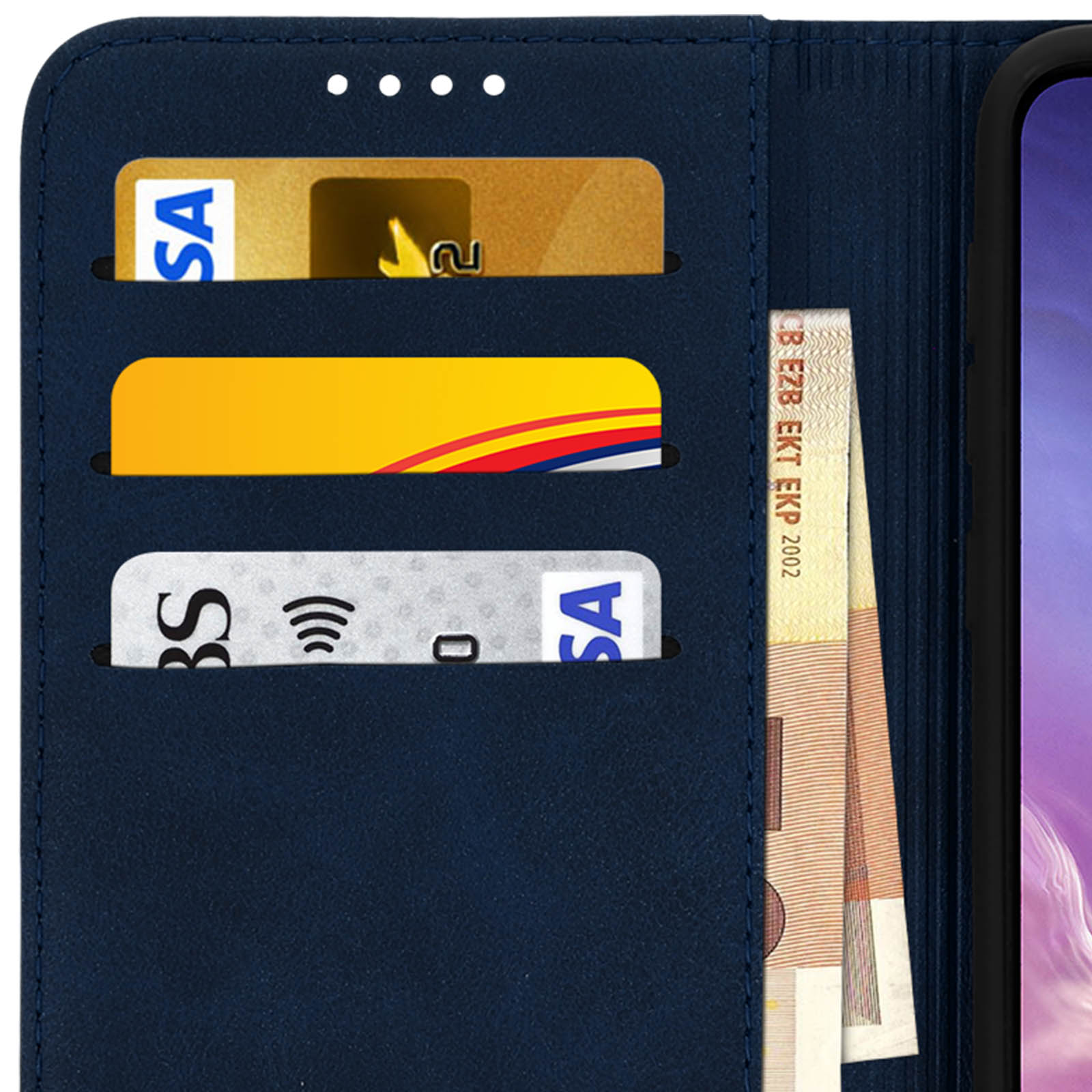Primo piano di una custodia blu per telefono con scomparti per carte che contengono carte e contanti.