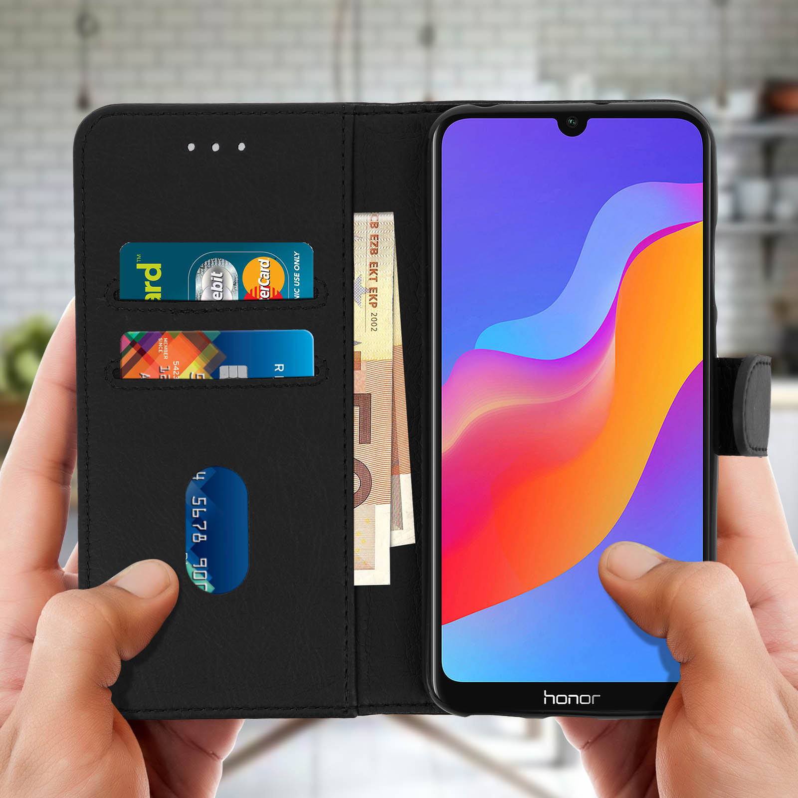 Mani che tengono un telefono nero all'interno di una custodia a portafoglio nera. Carte e denaro.
