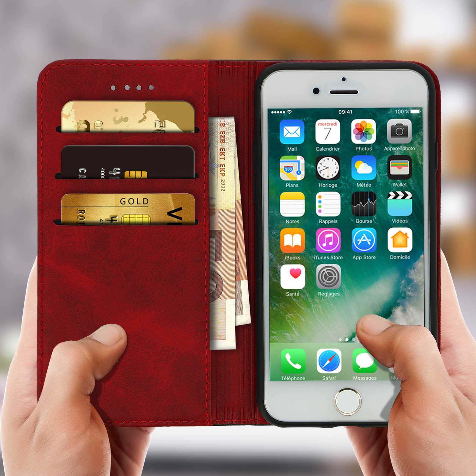 Telefono in custodia di pelle rossa, aperto per rivelare carte e contanti. Il telefono mostra icone di app.