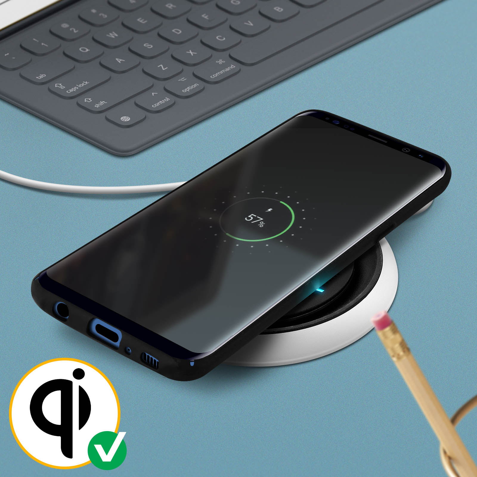 Un teléfono se carga en un cargador inalámbrico. Un lápiz está cerca.