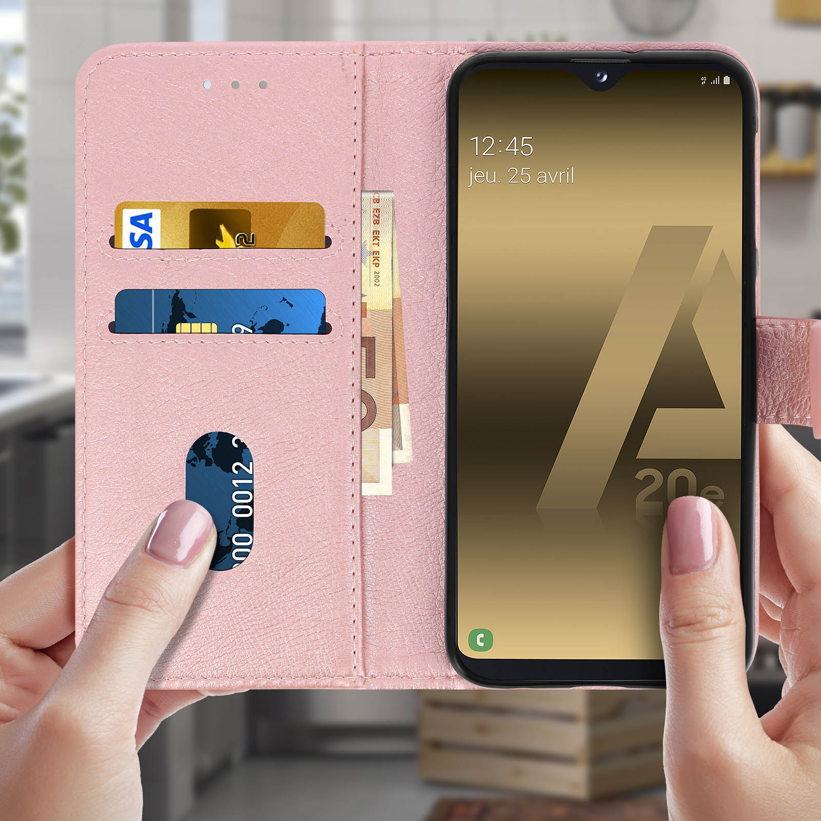 Roze telefoonhoes, open, met een telefoon en kaarten erin.