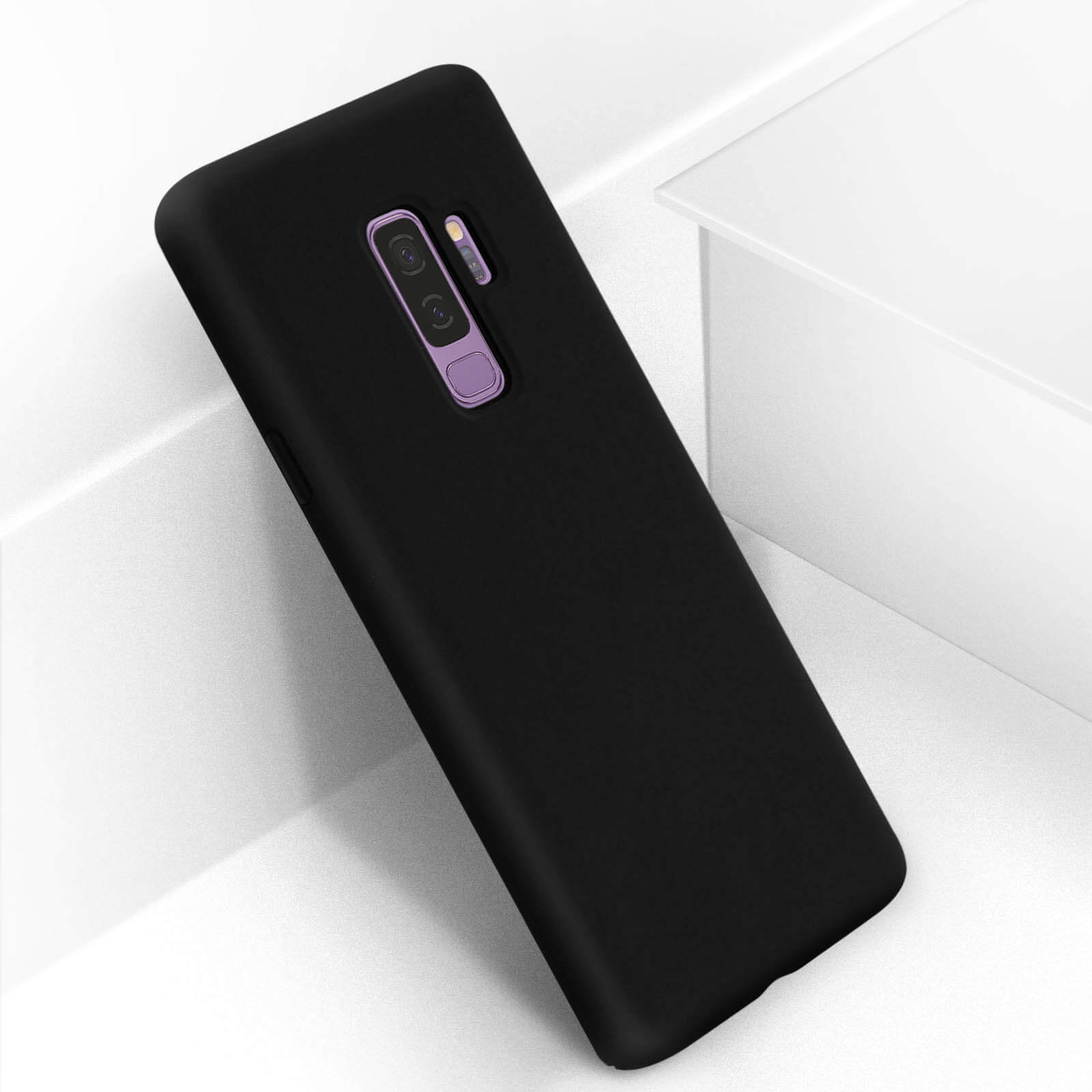 Coque de téléphone noire sur une surface blanche. La coque est inclinée, avec la caméra du téléphone visible.