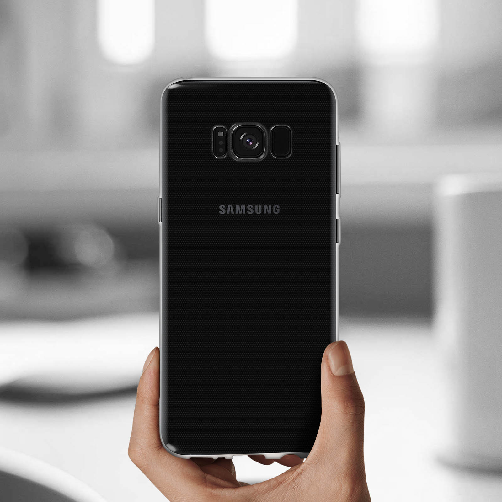 Eine Hand, die ein schwarzes Samsung-Telefon hält. Die Kamera ist sichtbar.