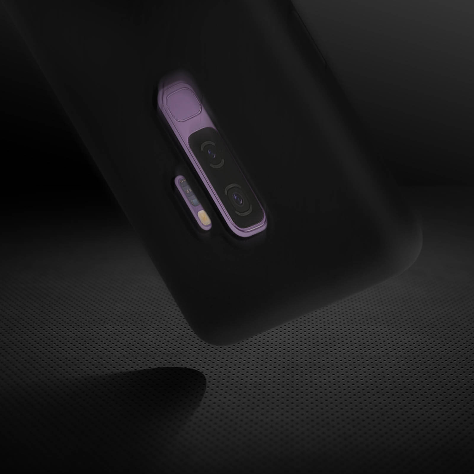 Een zwarte telefoon met een cameramodule. De achtergrond is een donker, gestructureerd oppervlak.