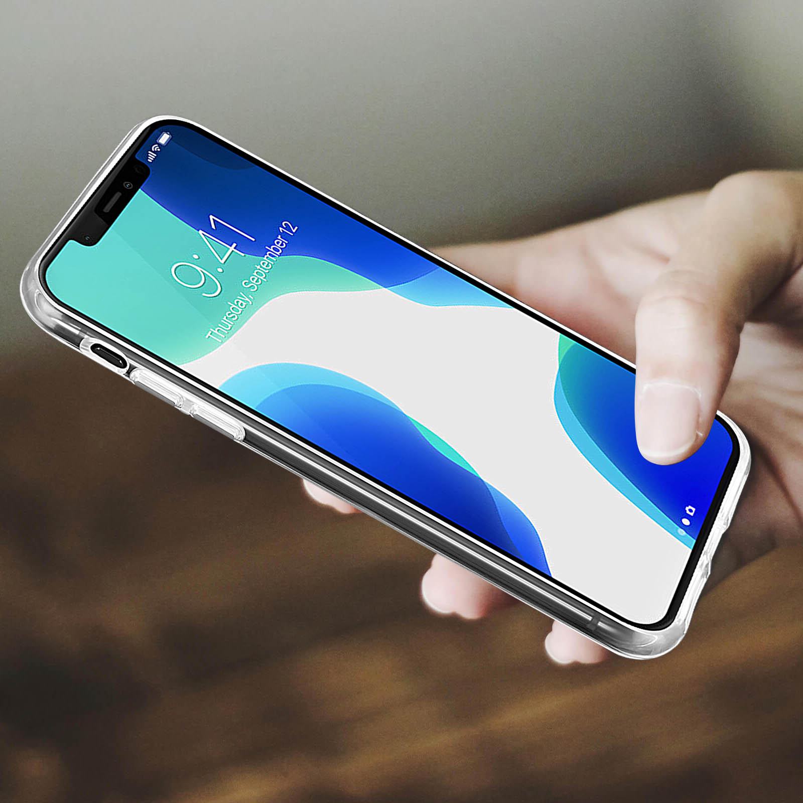 Un étui de téléphone transparent tenu dans la main, affichant l'heure et la date à l'écran.
