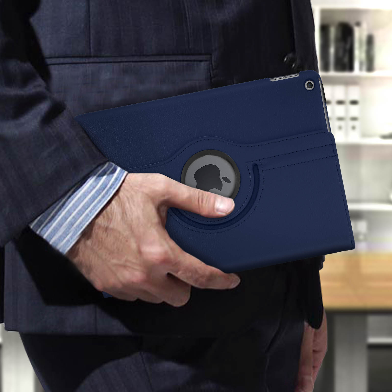 La mano di una persona che tiene un tablet blu in una custodia blu. Il logo Apple è visibile sulla custodia.