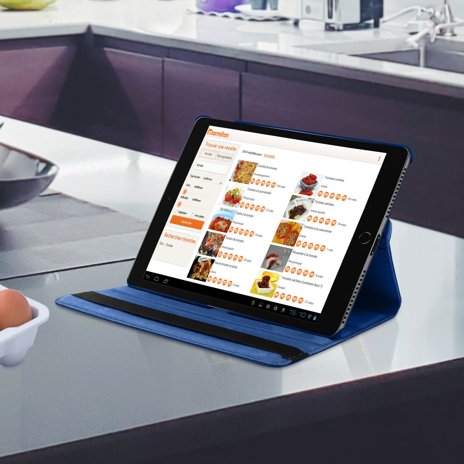 Tablet su un supporto blu che mostra un sito web di ricette.
