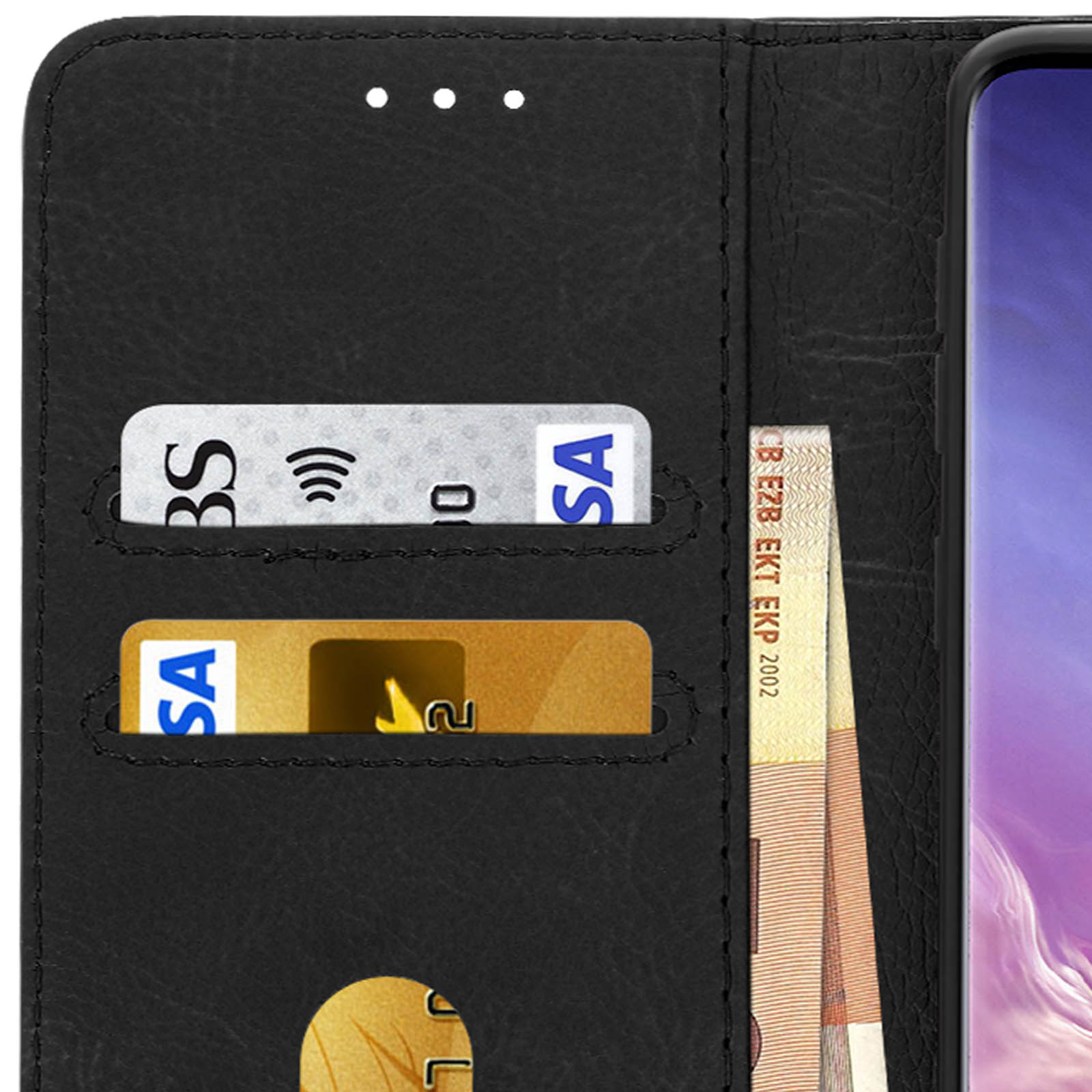 Un telefono in una custodia a portafoglio con carte e contanti all'interno. La custodia è nera e le carte sono visibili.