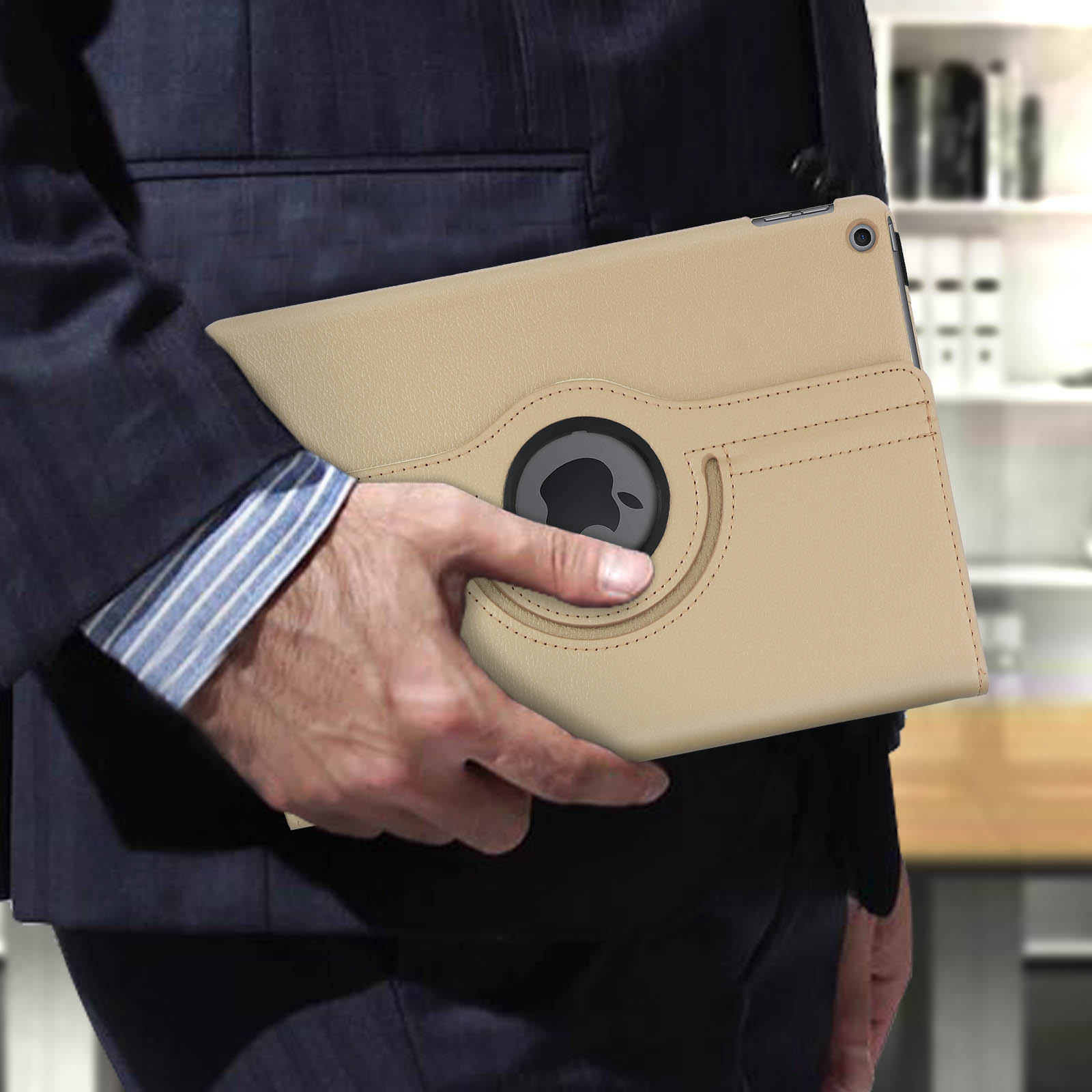 Persona che tiene una custodia beige per iPad con logo Apple su supporto rotante.