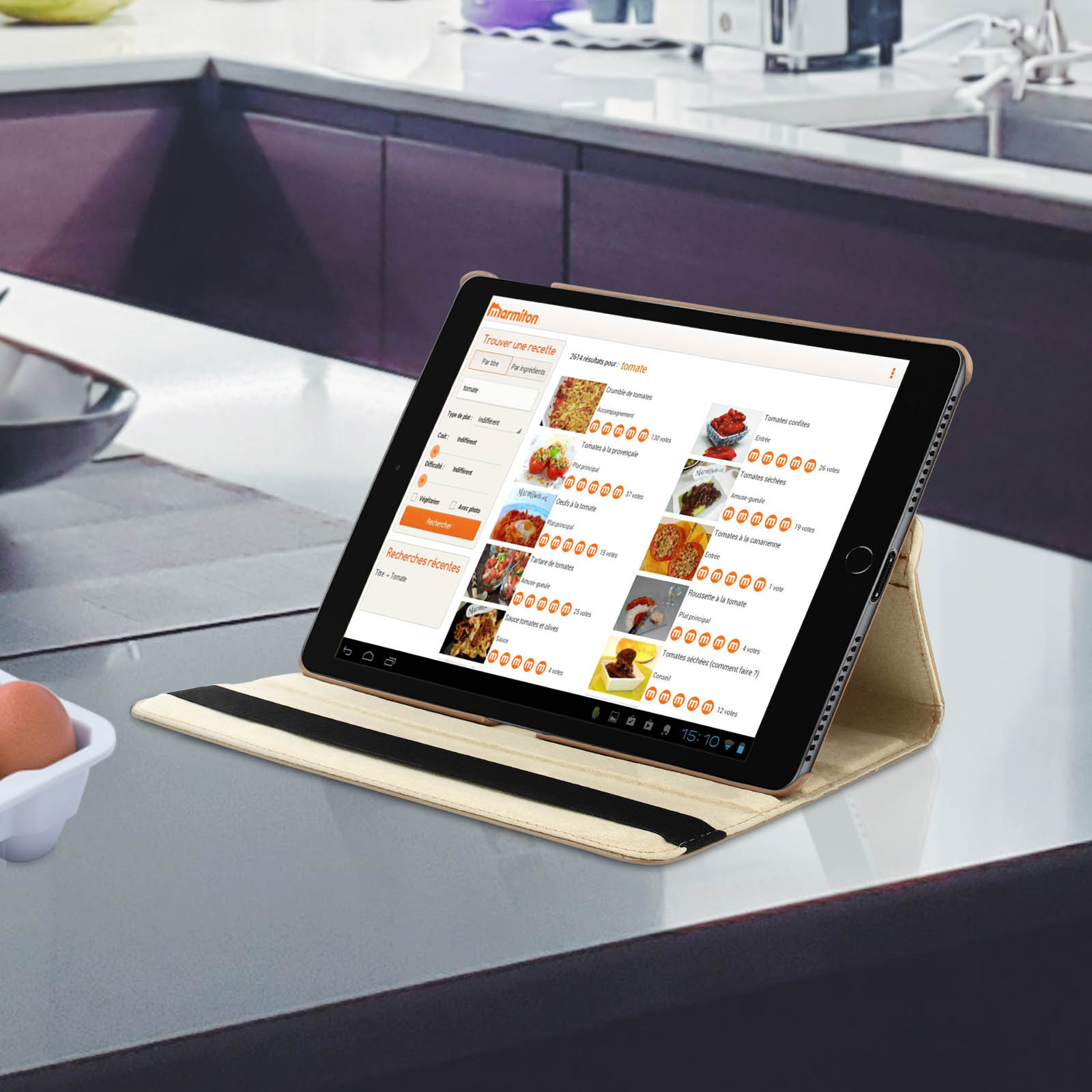 Tablet con schermo aperto, mostra un sito web di ricette, su una superficie della cucina.