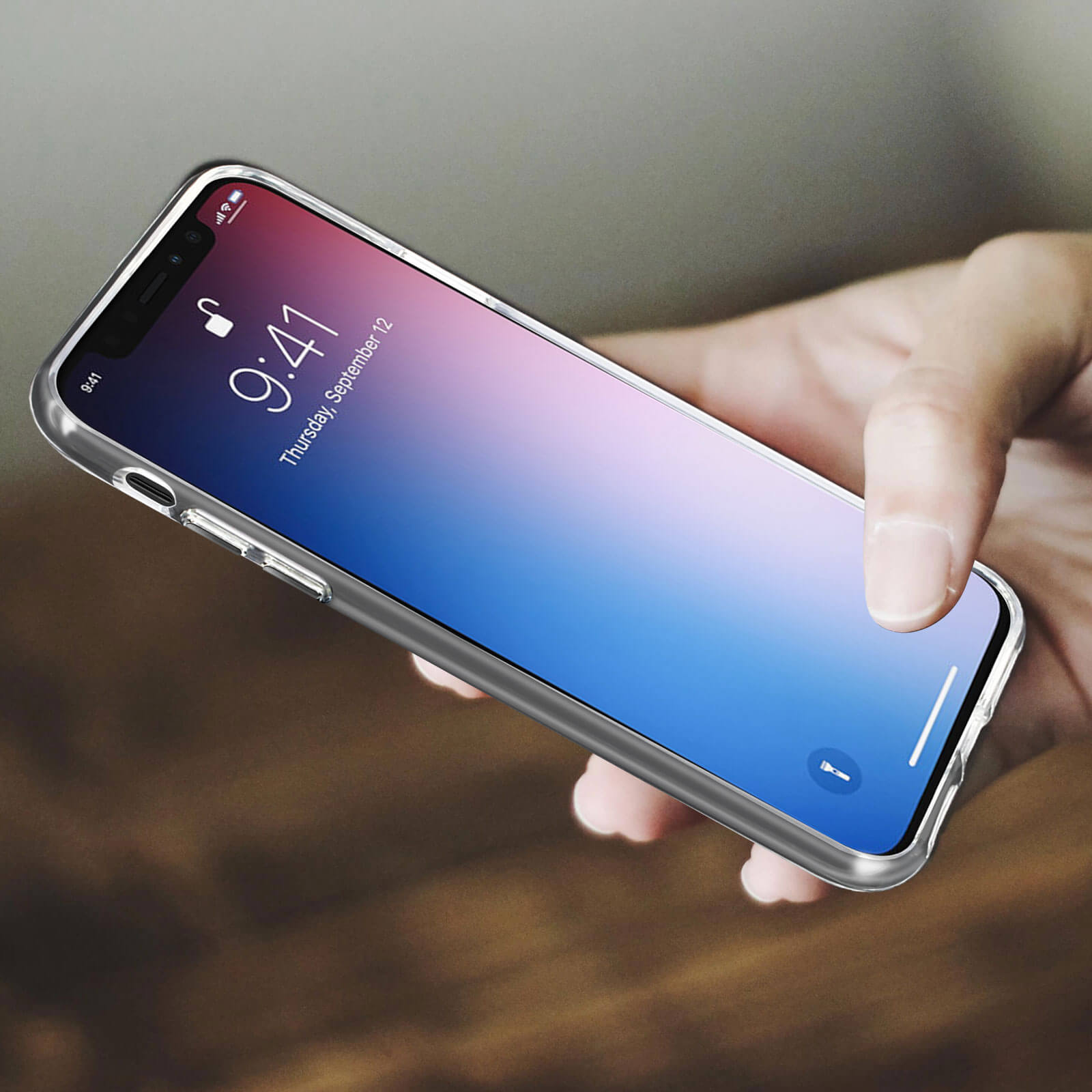 Mano che tiene un telefono con custodia trasparente, mostrando l'ora.