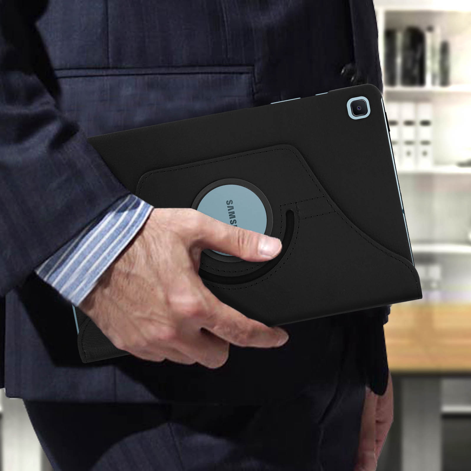 Una persona che tiene un tablet nero in una custodia nera con funzione girevole.