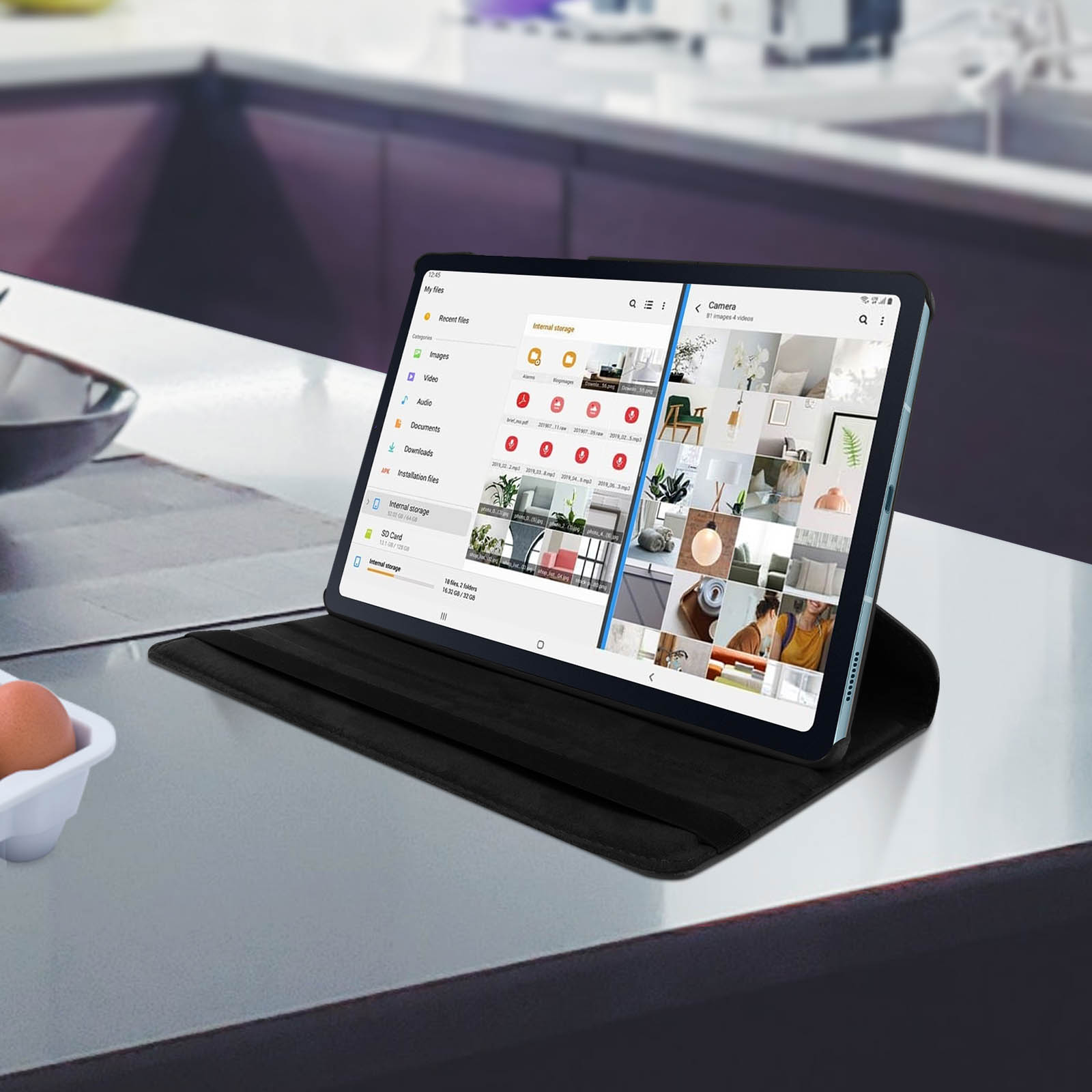 Tablet con schermo, mostra file e immagini, su un bancone della cucina.