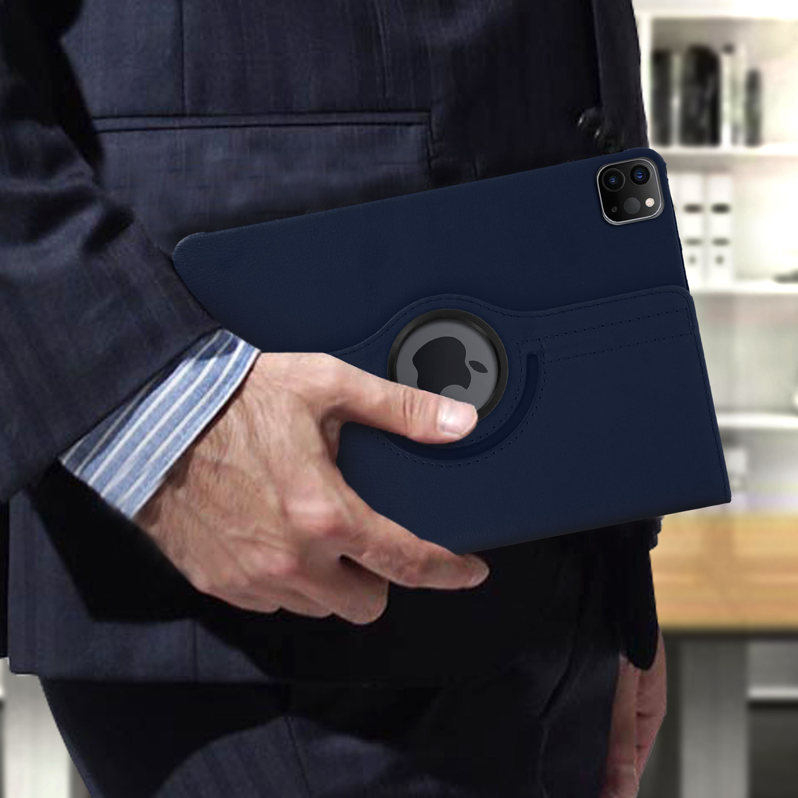 Persona che tiene una custodia blu per tablet. Sfondo sfocato di una stanza. Logo Apple visibile.