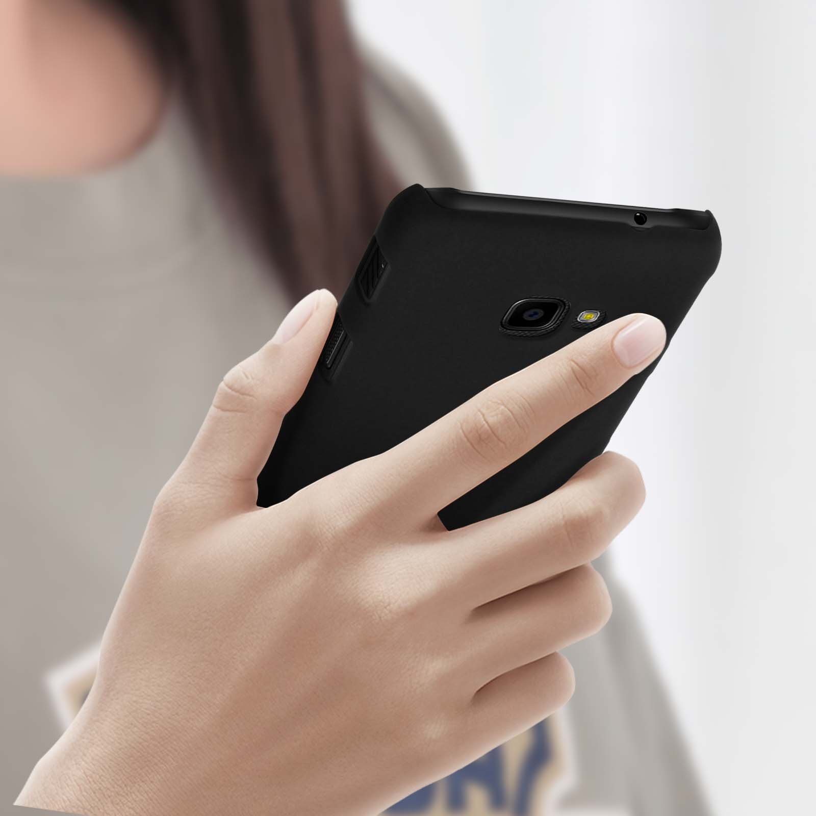 Una mano che tiene un telefono nero con una custodia nera.