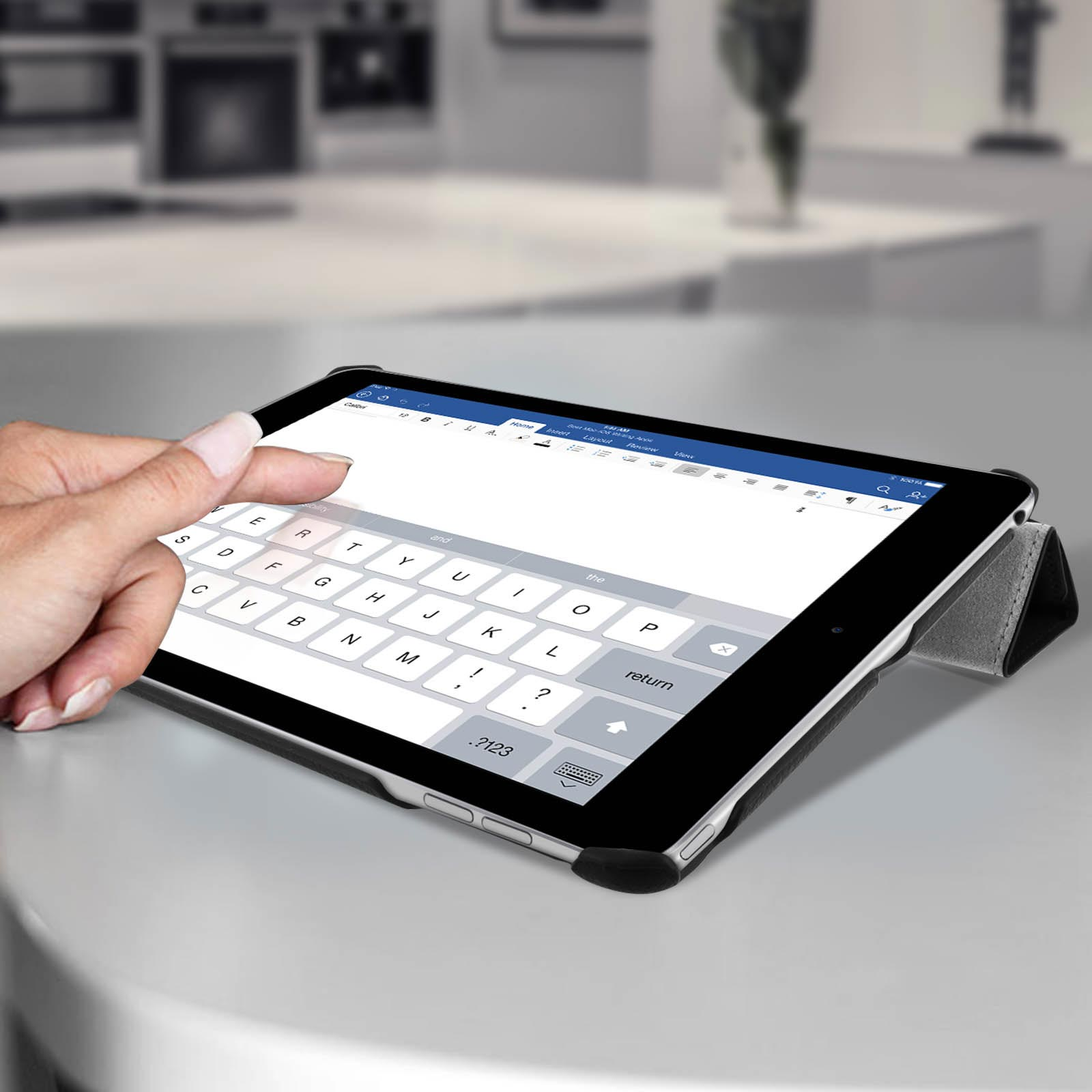 Un tablet su una superficie, che mostra un documento. Una mano sta digitando sulla tastiera.