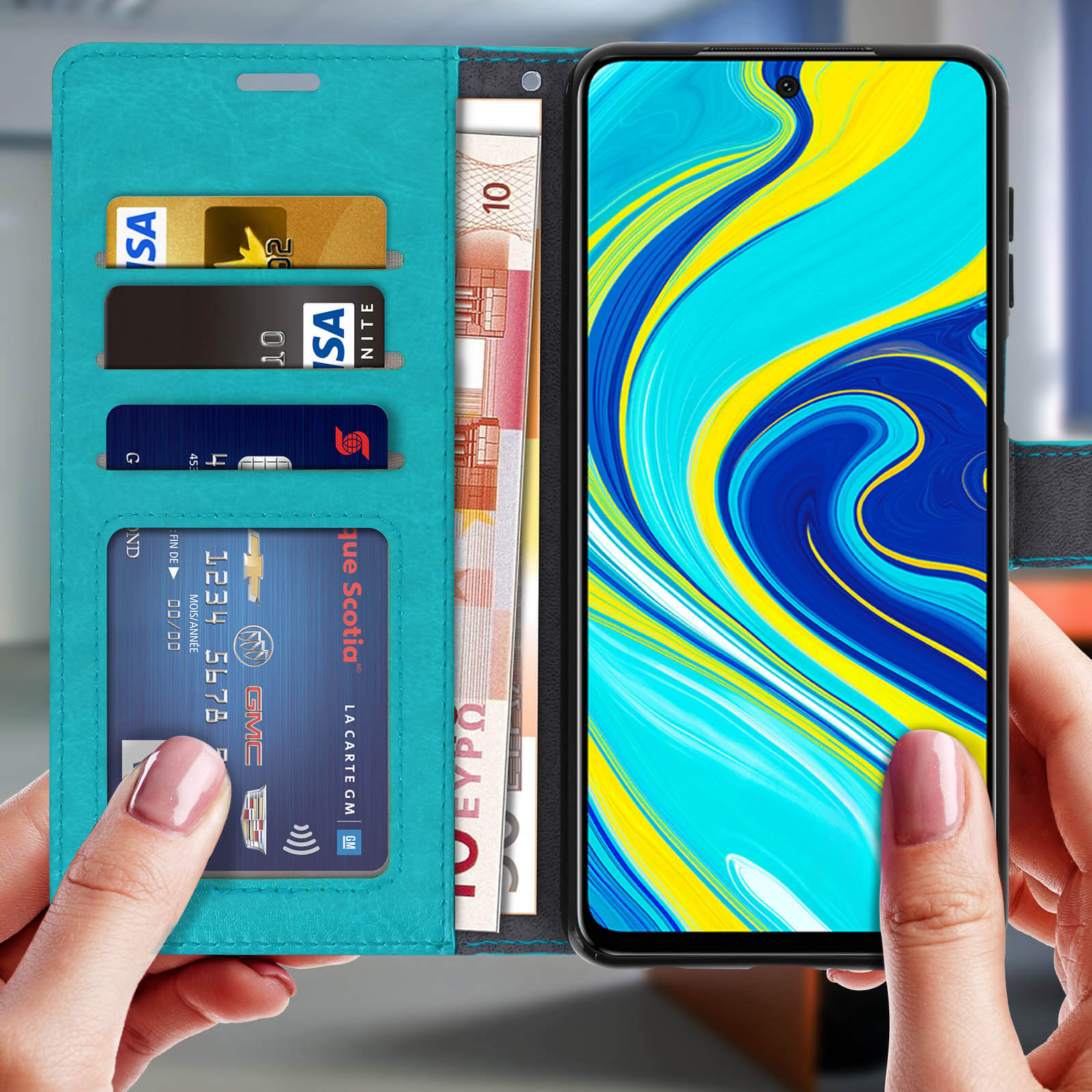 Custodia turchese per telefono con carte e denaro, tenuta in mano.