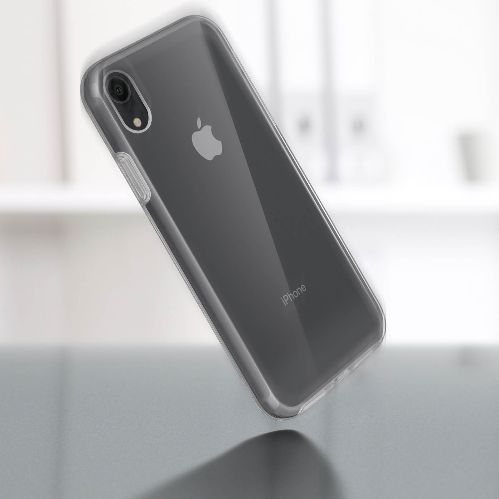 Una custodia trasparente per iPhone su un tavolo. La custodia è leggermente angolata.