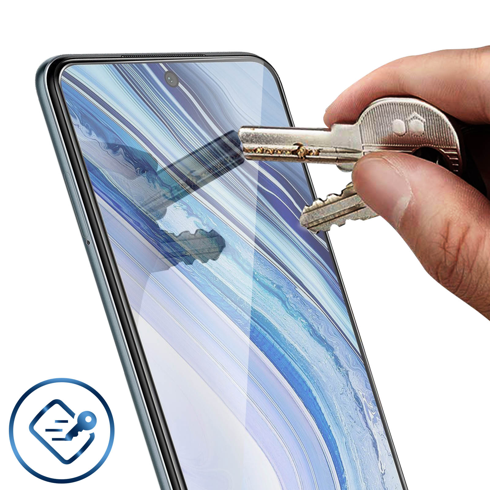 Une clé touchant un écran de téléphone. L'écran est protégé par un protecteur d'écran.
