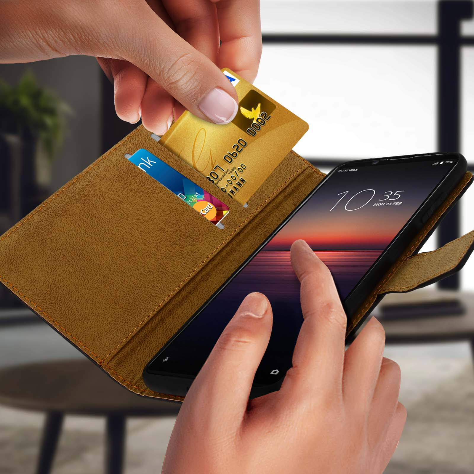 Le mani di una persona stanno inserendo una carta in una custodia marrone per telefono. Un telefono è visibile all'interno.