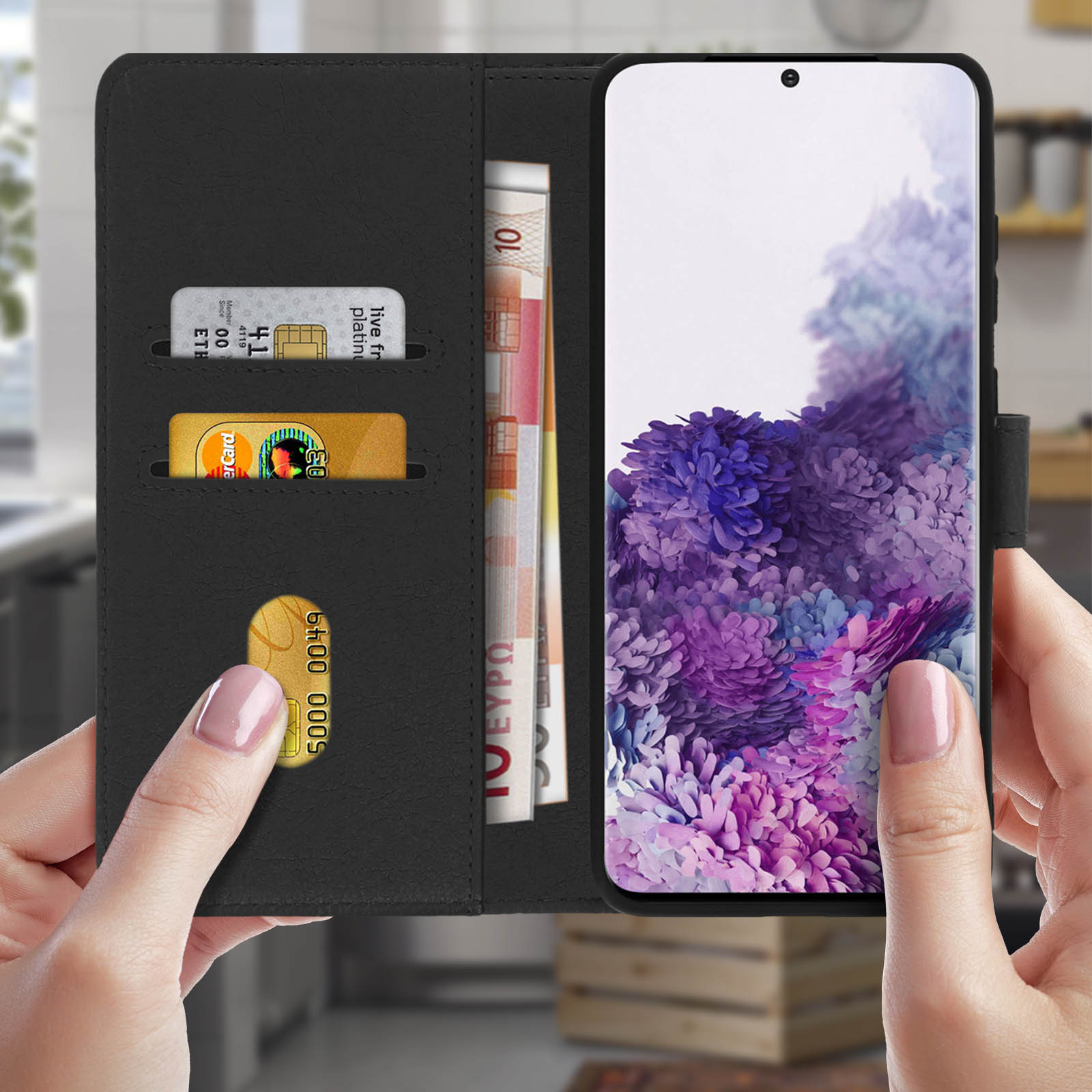 Mains tenant un étui de téléphone avec des cartes et de l'argent à l'intérieur.