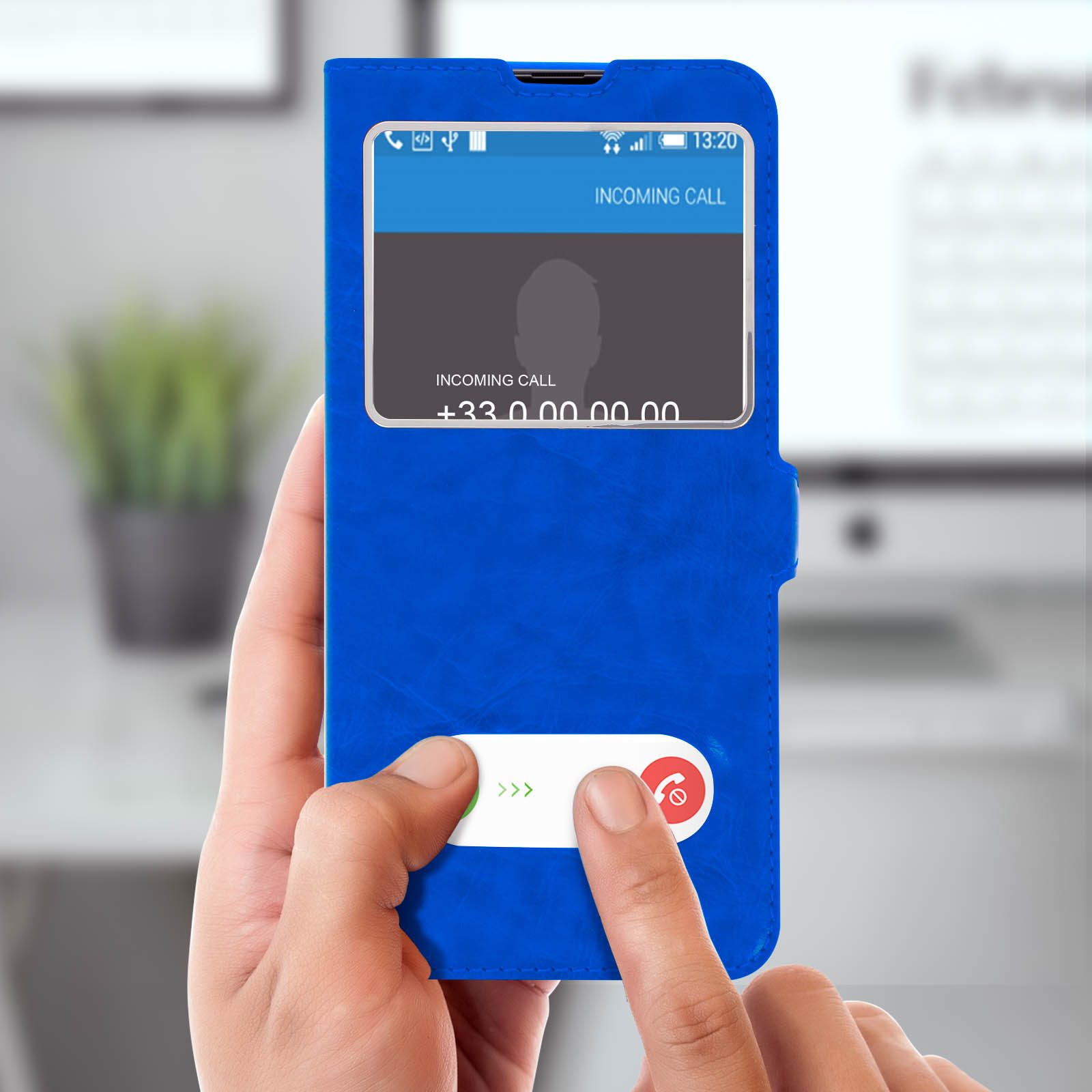 Telefono in custodia blu con schermo che mostra chiamata in arrivo e mano che rifiuta.