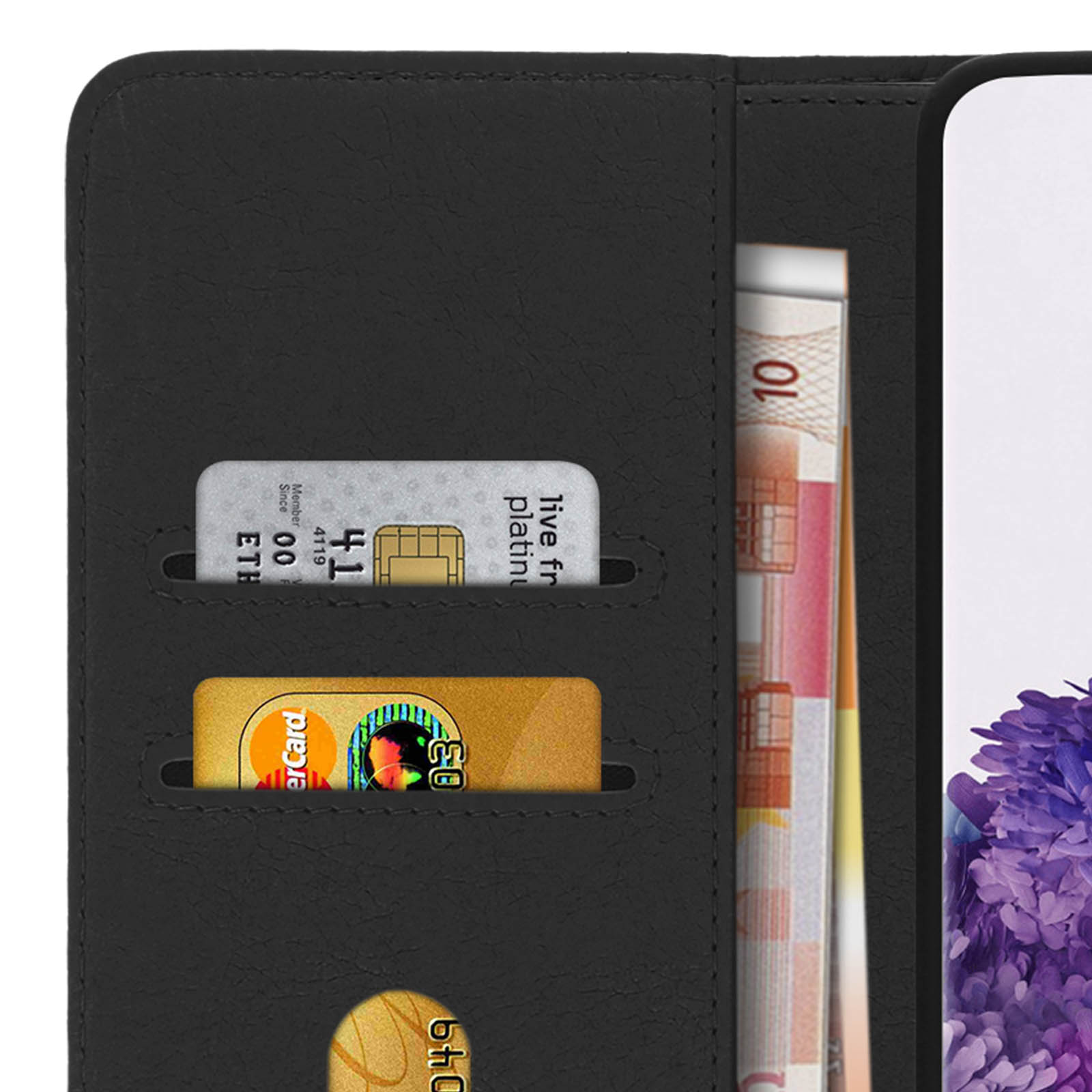 Gros plan sur un étui de téléphone noir ouvert avec des cartes, de l'argent et un téléphone. Le téléphone affiche une fleur violette.