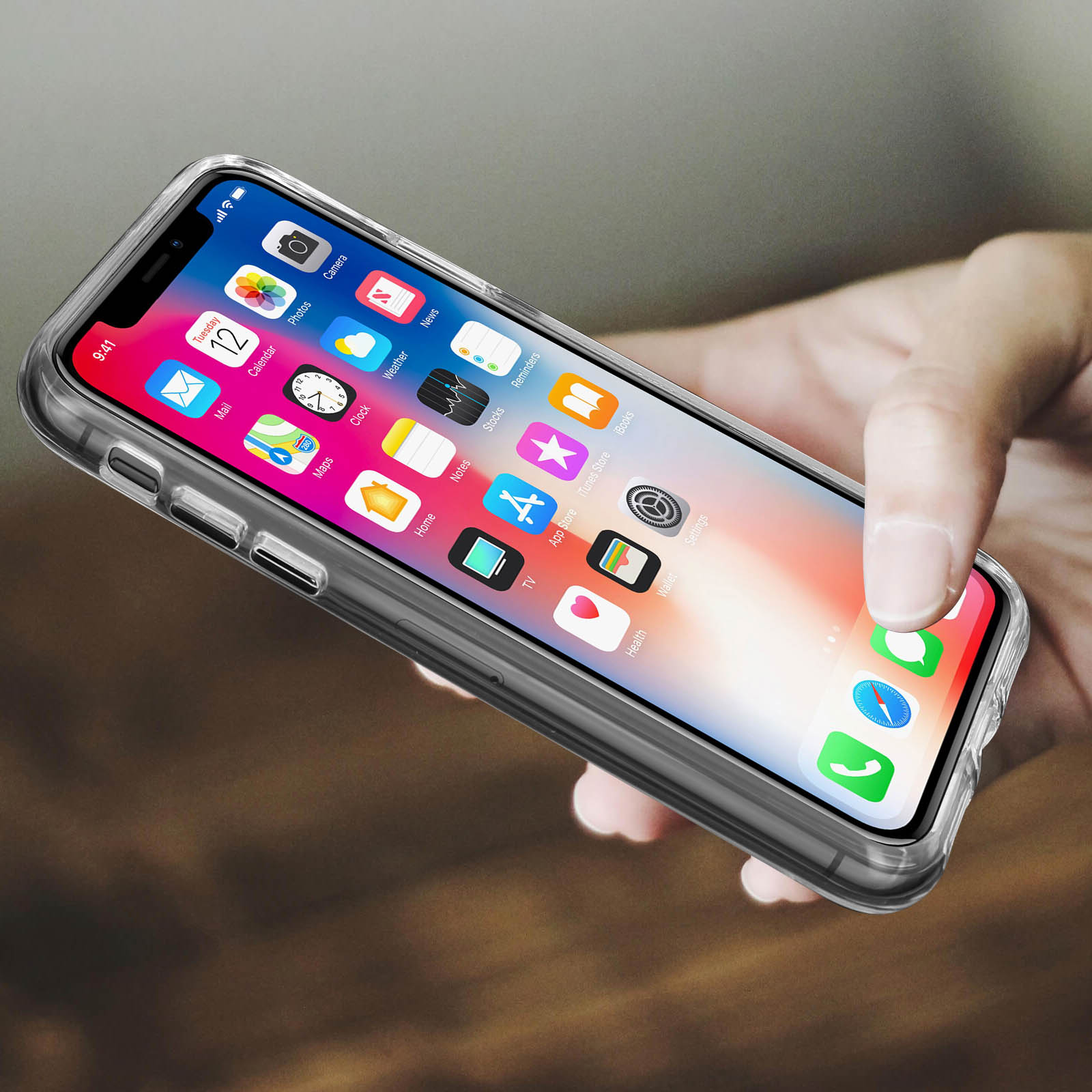 Custodia trasparente per telefono su un telefono che mostra le icone delle app. Mano che tiene il telefono.