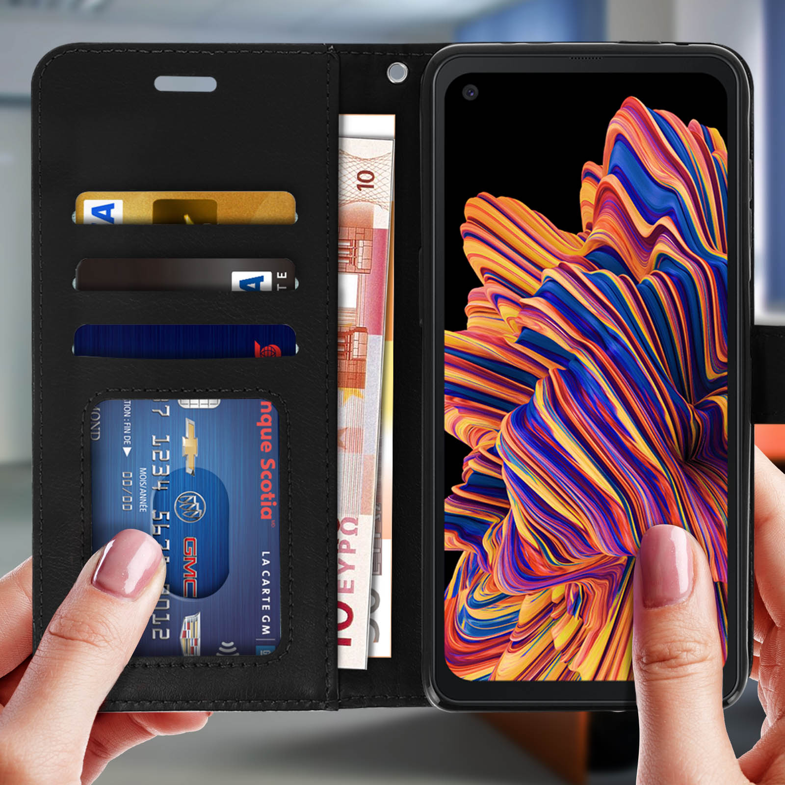 Un telefono con denaro e carte in un portafoglio nero. Tenuto da una donna.