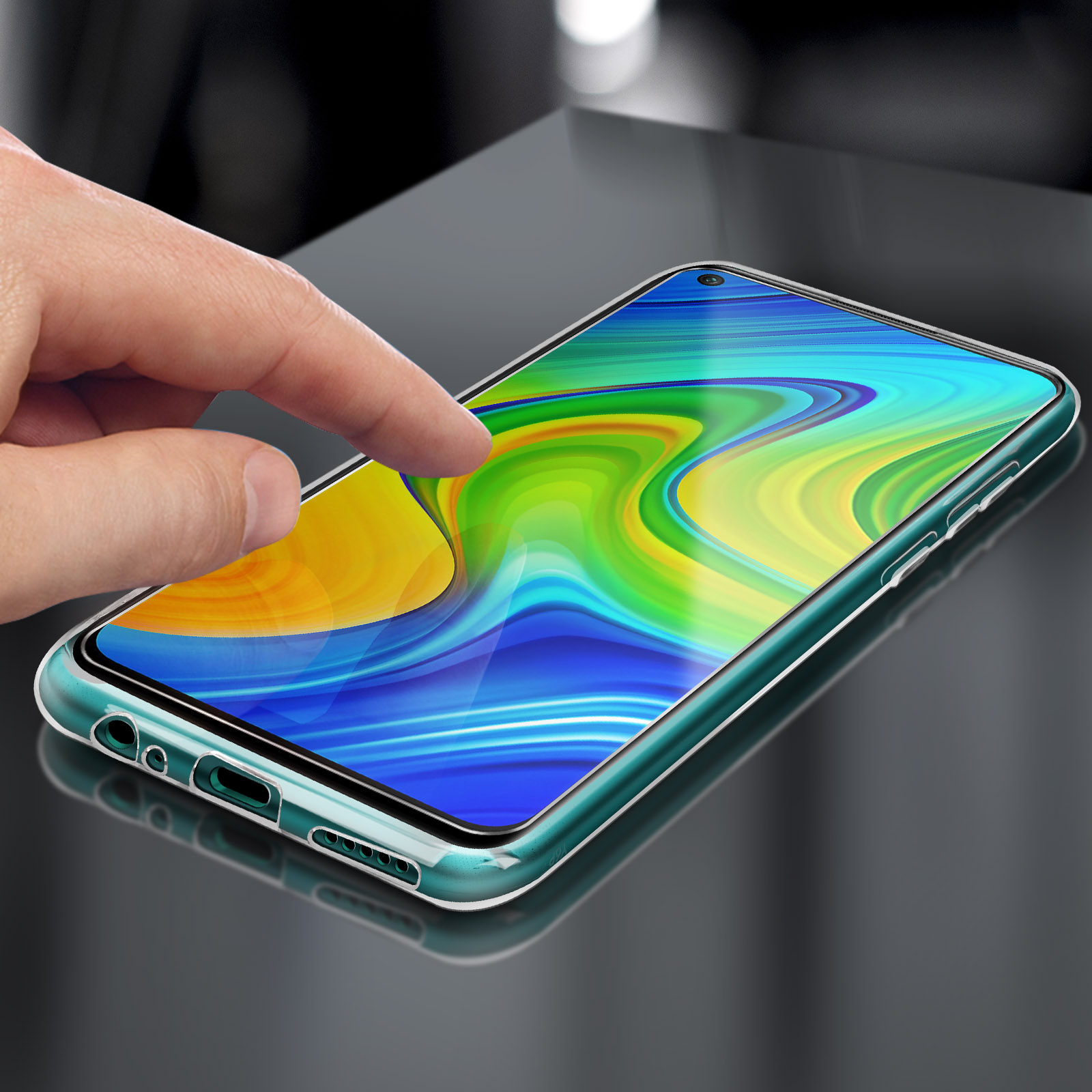 Una mano che tocca lo schermo di un telefono con una protezione per lo schermo.