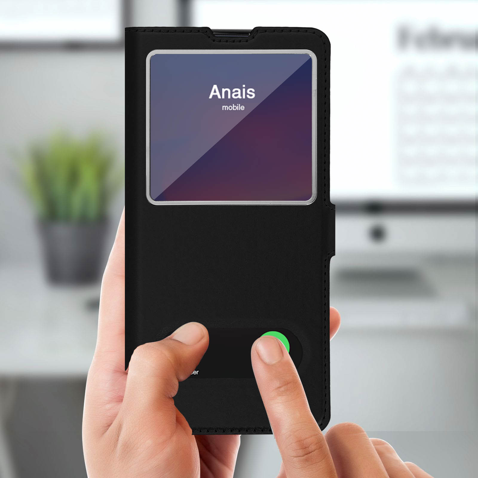 Étui de téléphone noir affichant 'Anais' et un bouton vert. Main touchant le bouton.
