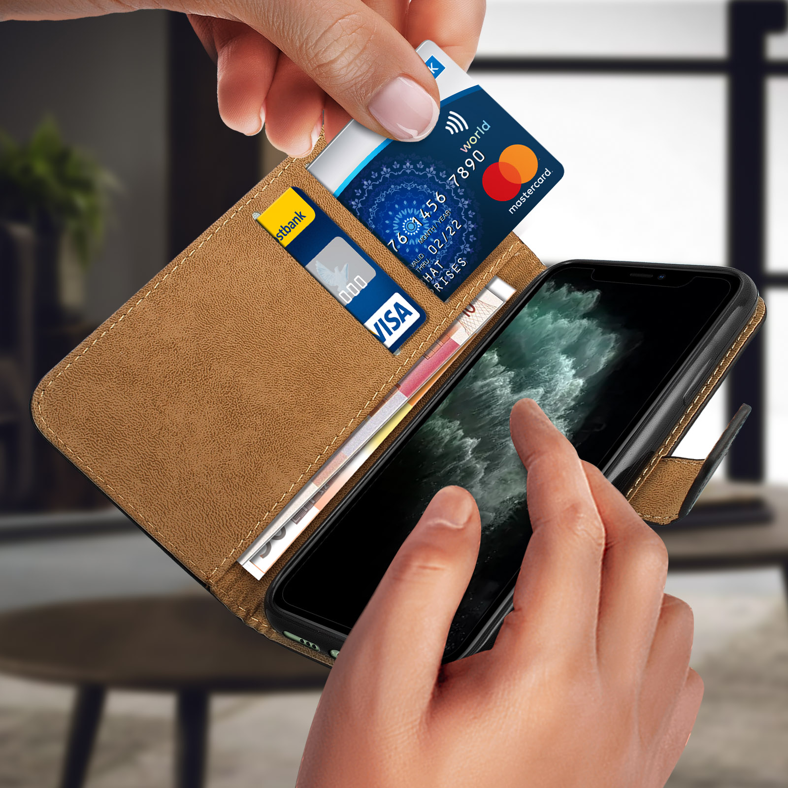 Main ouvrant l'étui du téléphone. À l'intérieur, cartes et téléphone avec écran allumé, montrant les détails.